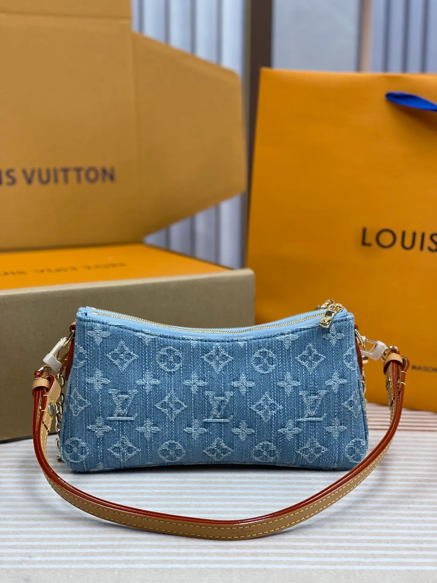 [Upgraded version] P 460💰🌺Upgraded version. High-quality semi-steel hardware with a full set of packaging model M83008🔥The new denim denim series Liv Pochette adopts Monogram design and can be worn closely under the arm. It comes with a removable gold tone chain and a removable, adjustable double shoulder strap in Louis Vuitton's signature natural cowhide leather. This stylish piece features a secure double zip and is finished with gold-tone engraved panels. 24.5 × 13 × 6.5cm