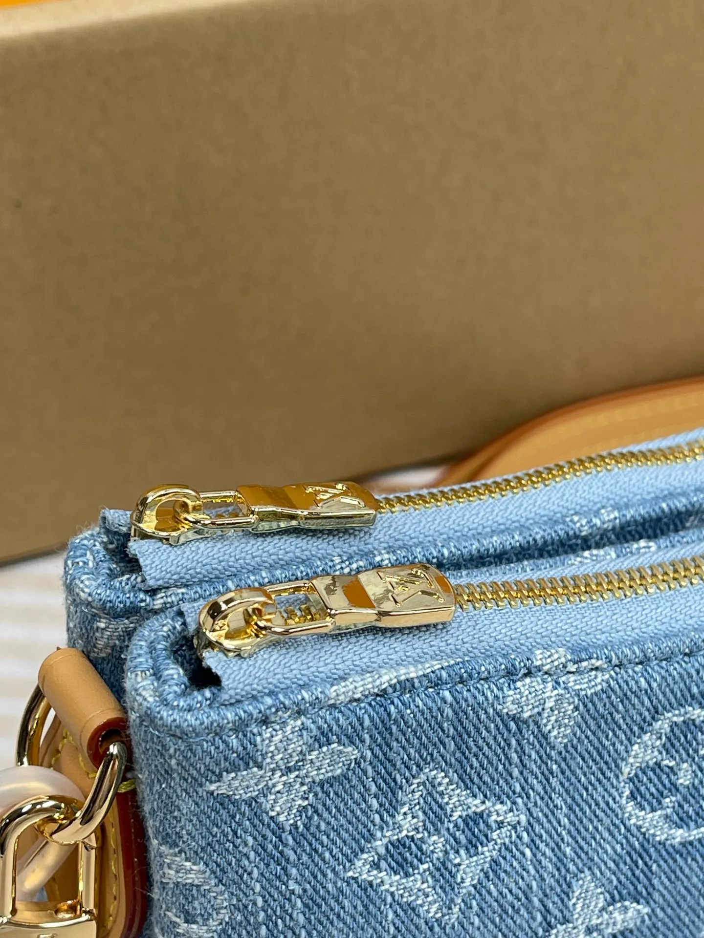 [Upgraded version] P 460💰🌺Upgraded version. High-quality semi-steel hardware with a full set of packaging model M83008🔥The new denim denim series Liv Pochette adopts Monogram design and can be worn closely under the arm. It comes with a removable gold tone chain and a removable, adjustable double shoulder strap in Louis Vuitton's signature natural cowhide leather. This stylish piece features a secure double zip and is finished with gold-tone engraved panels. 24.5 × 13 × 6.5cm