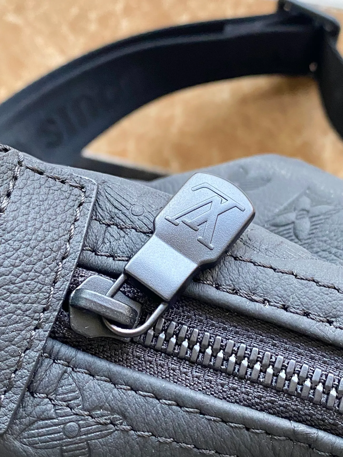 💰1060 (top layer leather) top quality original M12850 This Hobo Hamac handbag is made of soft Monogram Shadow embossed cow leather, creating a handsome shape that fits the body. Double zippers provide easy access to items, and the adjustable EpiXL leather shoulder strap allows for comfortable carrying. Dimensions: 39 × 19 × 10 cm