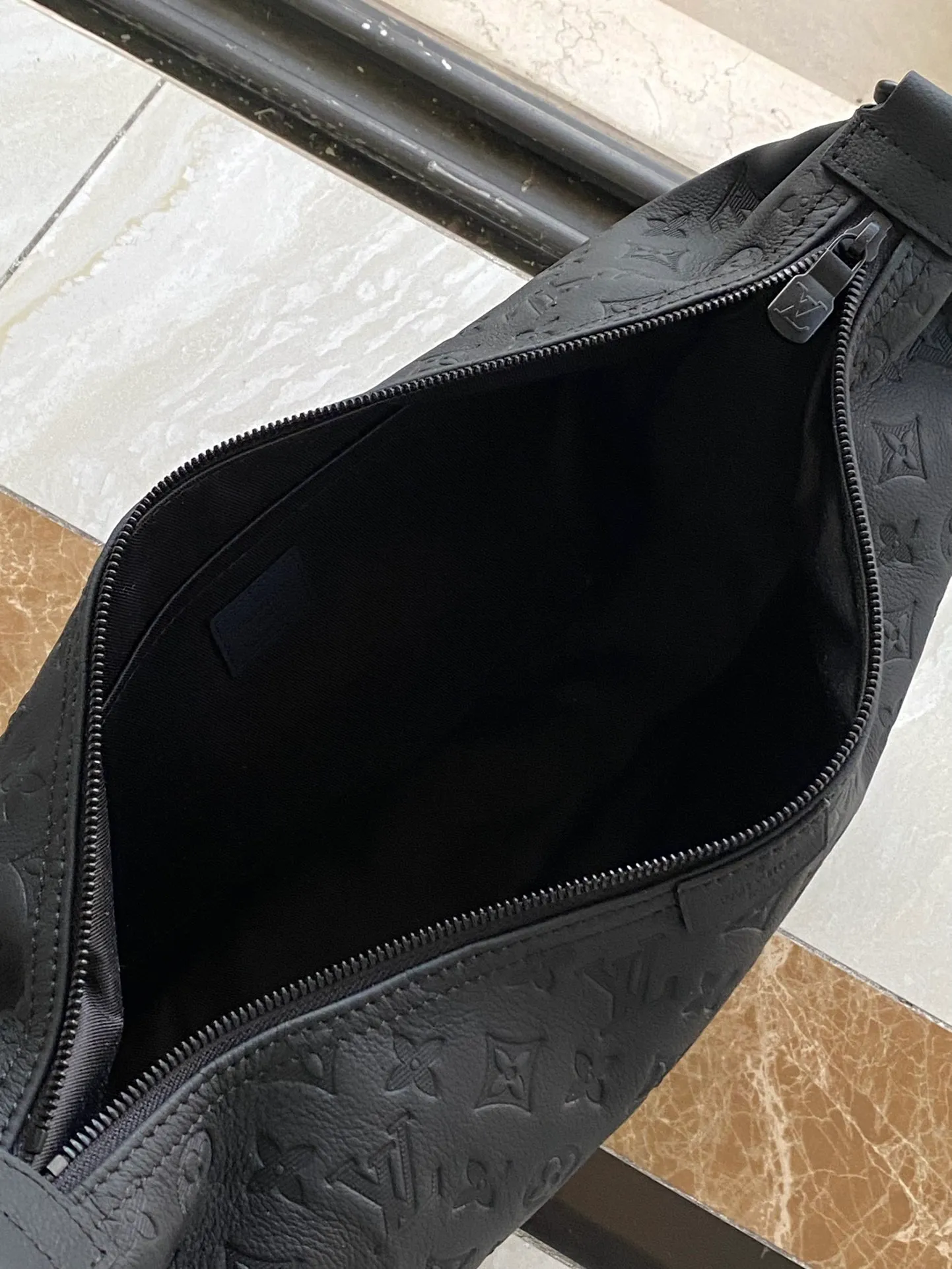 💰1060 (top layer leather) top quality original M12850 This Hobo Hamac handbag is made of soft Monogram Shadow embossed cow leather, creating a handsome shape that fits the body. Double zippers provide easy access to items, and the adjustable EpiXL leather shoulder strap allows for comfortable carrying. Dimensions: 39 × 19 × 10 cm