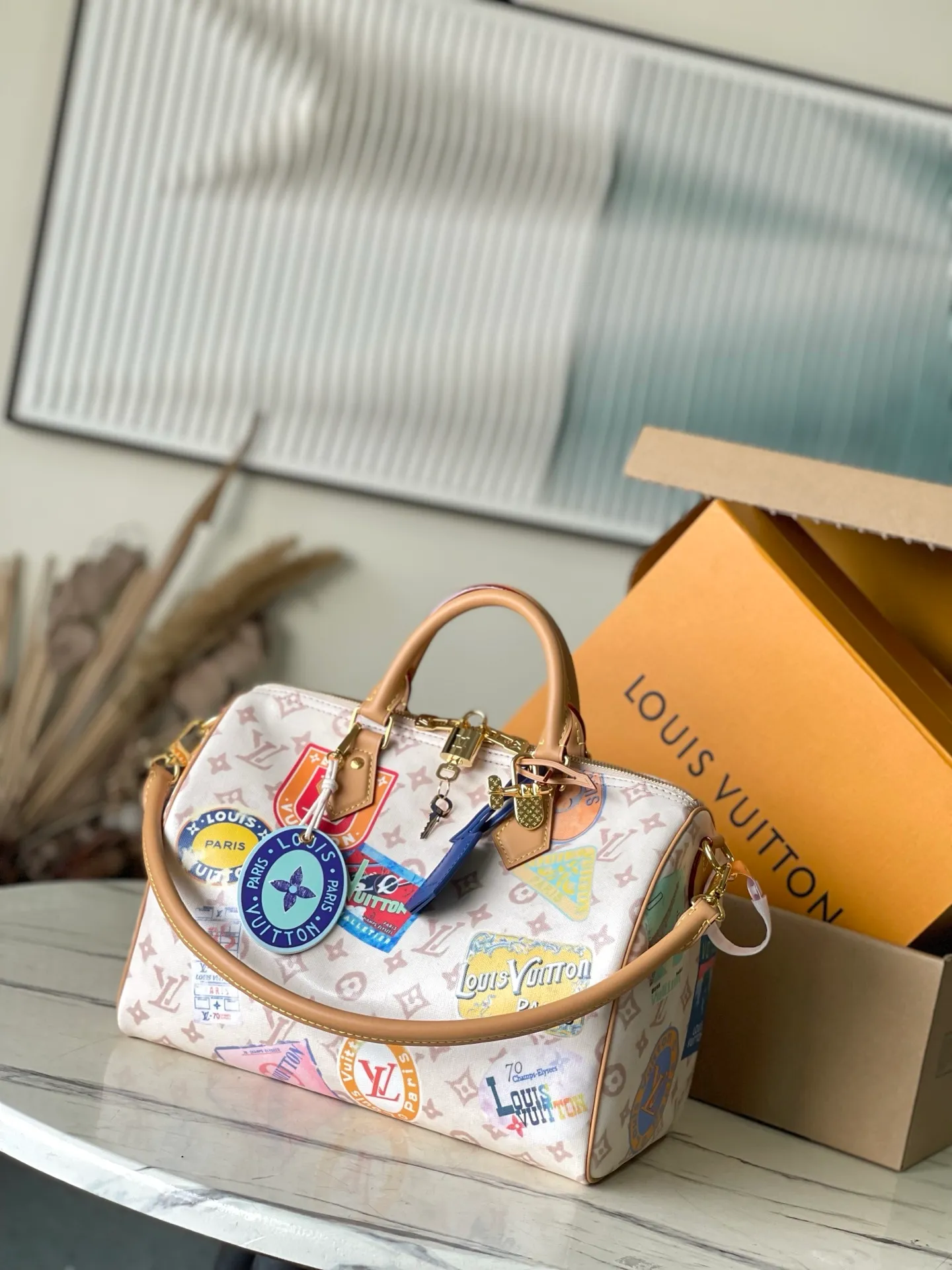 💰980 Top Original Order M14587 This Speedy Soft 30 handbag uses retro brushwork to interpret the Monogram Dune elements, with aircraft-shaped decoration and collage effect labels, paying tribute to the design of the Gaston Louis Vuitton collection series. The long handle makes it easy to carry on the shoulder, making it a great travel companion. Dimensions: 30 × 21 × 17 cm
