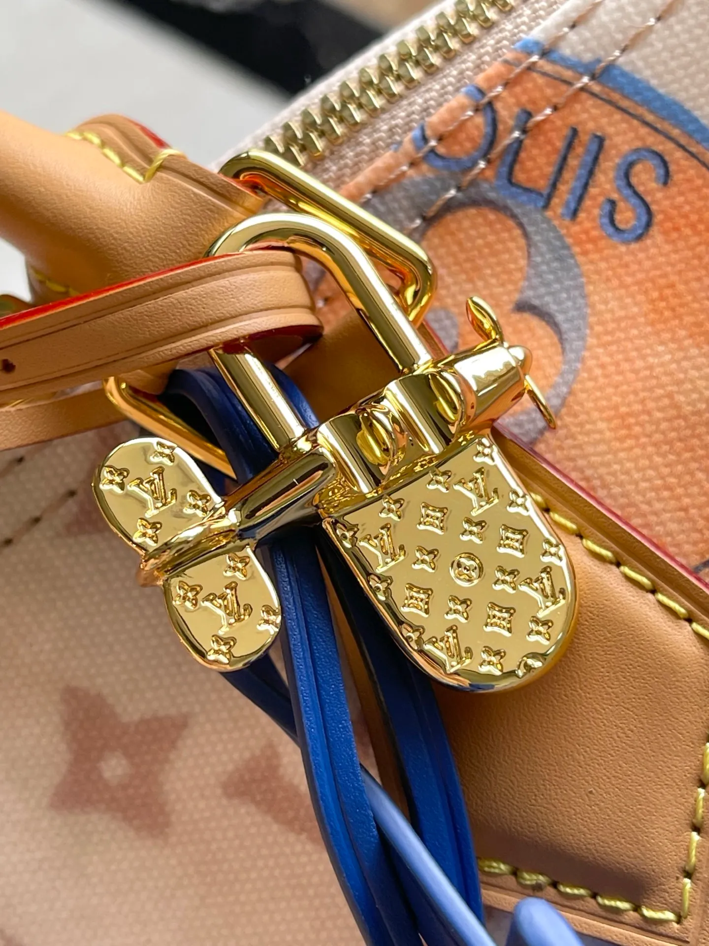 💰980 Top Original Order M14587 This Speedy Soft 30 handbag uses retro brushwork to interpret the Monogram Dune elements, with aircraft-shaped decoration and collage effect labels, paying tribute to the design of the Gaston Louis Vuitton collection series. The long handle makes it easy to carry on the shoulder, making it a great travel companion. Dimensions: 30 × 21 × 17 cm