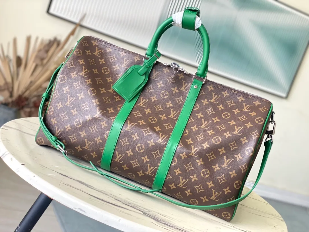 💰1060 Top Original M46774 This Keepall Bandouliere50 travel bag is made of Monogram Macassar canvas for the side straps. The name brand, fabric inner village and top leather handle are simultaneously dyed with bright colors. The size of your carry-on luggage hides plenty of space. Dimensions: 50 × 29 × 23 cm