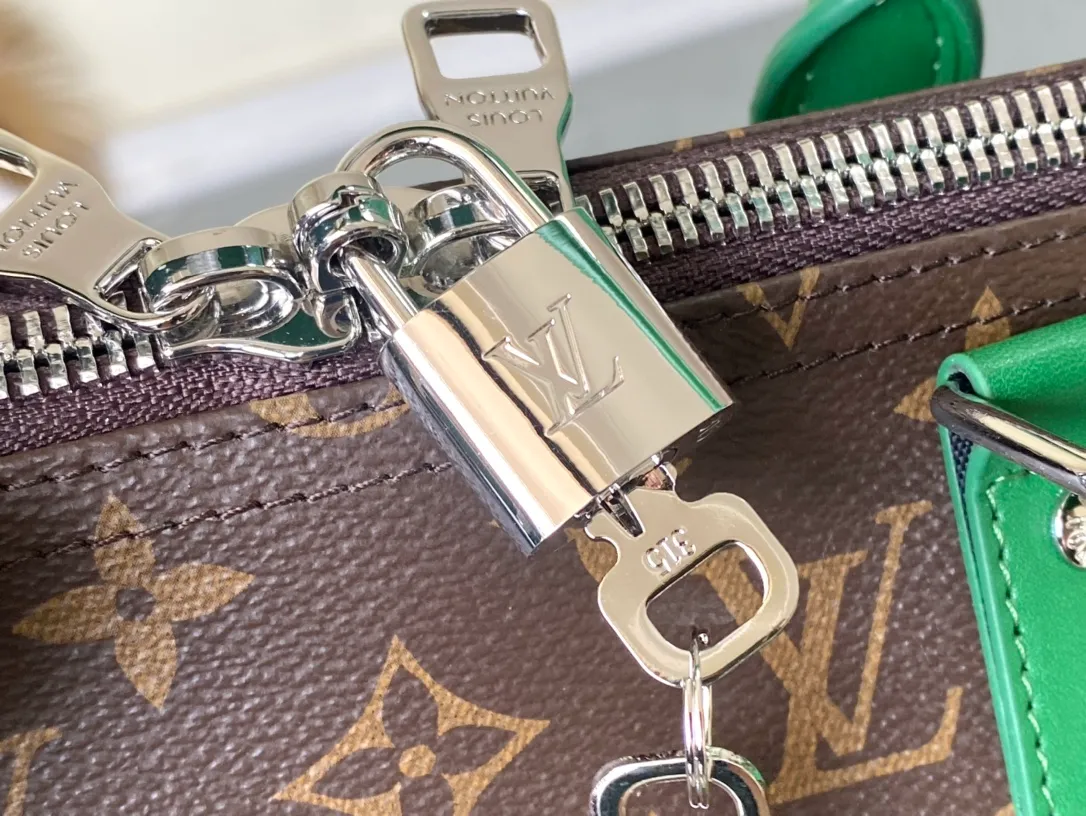 💰1060 Top Original M46774 This Keepall Bandouliere50 travel bag is made of Monogram Macassar canvas for the side straps. The name brand, fabric inner village and top leather handle are simultaneously dyed with bright colors. The size of your carry-on luggage hides plenty of space. Dimensions: 50 × 29 × 23 cm