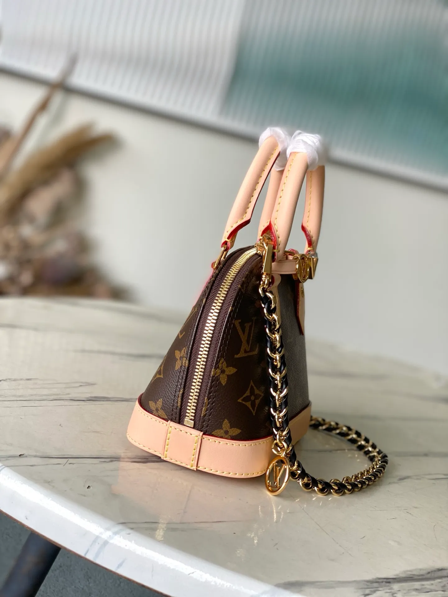 💰1060 Top Original M14339 Presbyopia LV&I series introduces this customizable kit, featuring the iconic Alma in an exclusive mini size. Designed to create a personalized handbag that is unique to the wearer, there are seven styles to choose from, available in a range of colors and finishes. Next, choose a strap or chain before choosing add-ons like a mirrored name tag or a functional hair clip. Finally, three sliding charms are included, ranging from the iconic padlock to the colorful Vivienne mascot. Dimensions: 15x19.5x10 cm (LxHxW)
