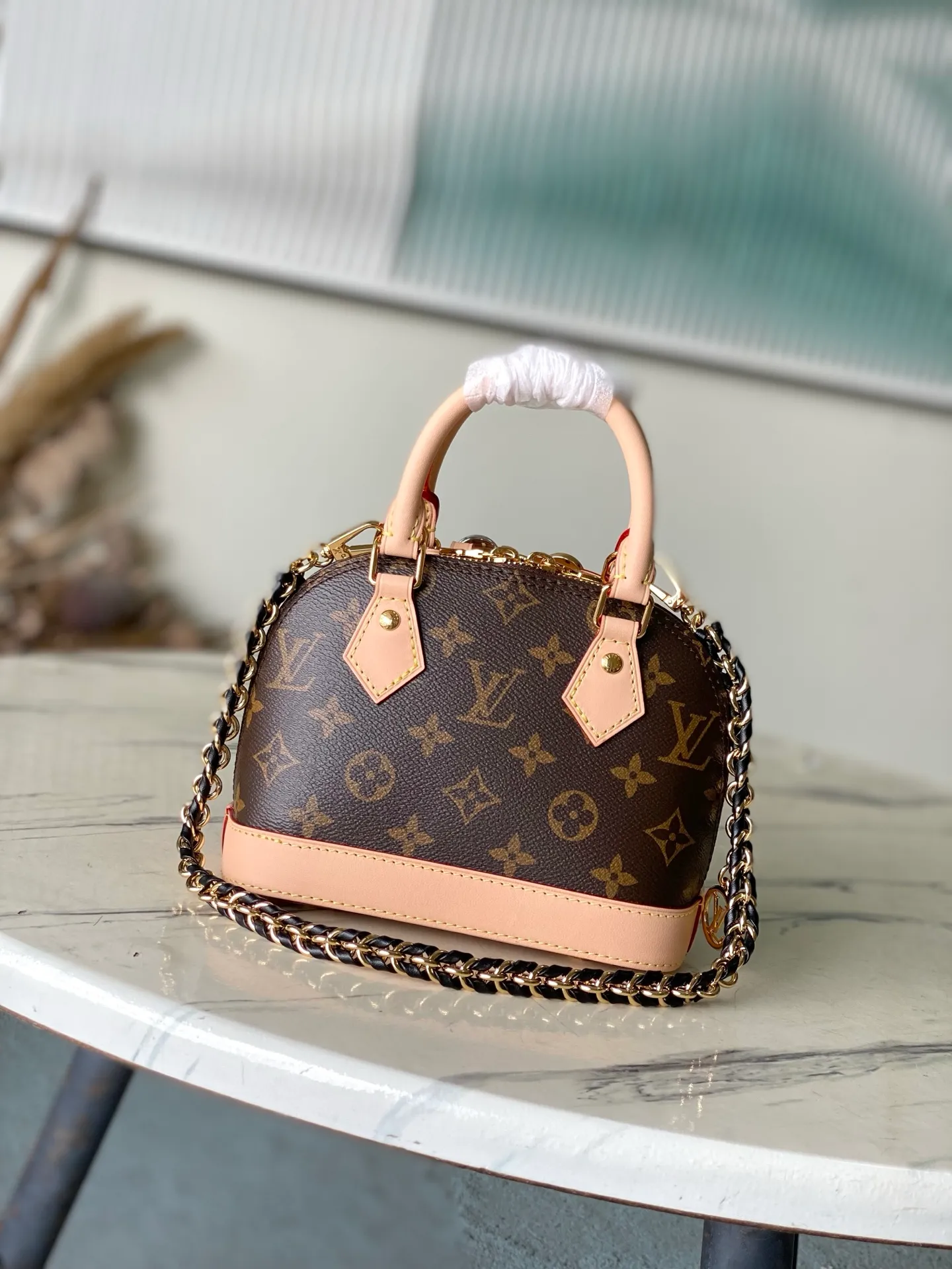 💰1060 Top Original M14339 Presbyopia LV&I series introduces this customizable kit, featuring the iconic Alma in an exclusive mini size. Designed to create a personalized handbag that is unique to the wearer, there are seven styles to choose from, available in a range of colors and finishes. Next, choose a strap or chain before choosing add-ons like a mirrored name tag or a functional hair clip. Finally, three sliding charms are included, ranging from the iconic padlock to the colorful Vivienne mascot. Dimensions: 15x19.5x10 cm (LxHxW)
