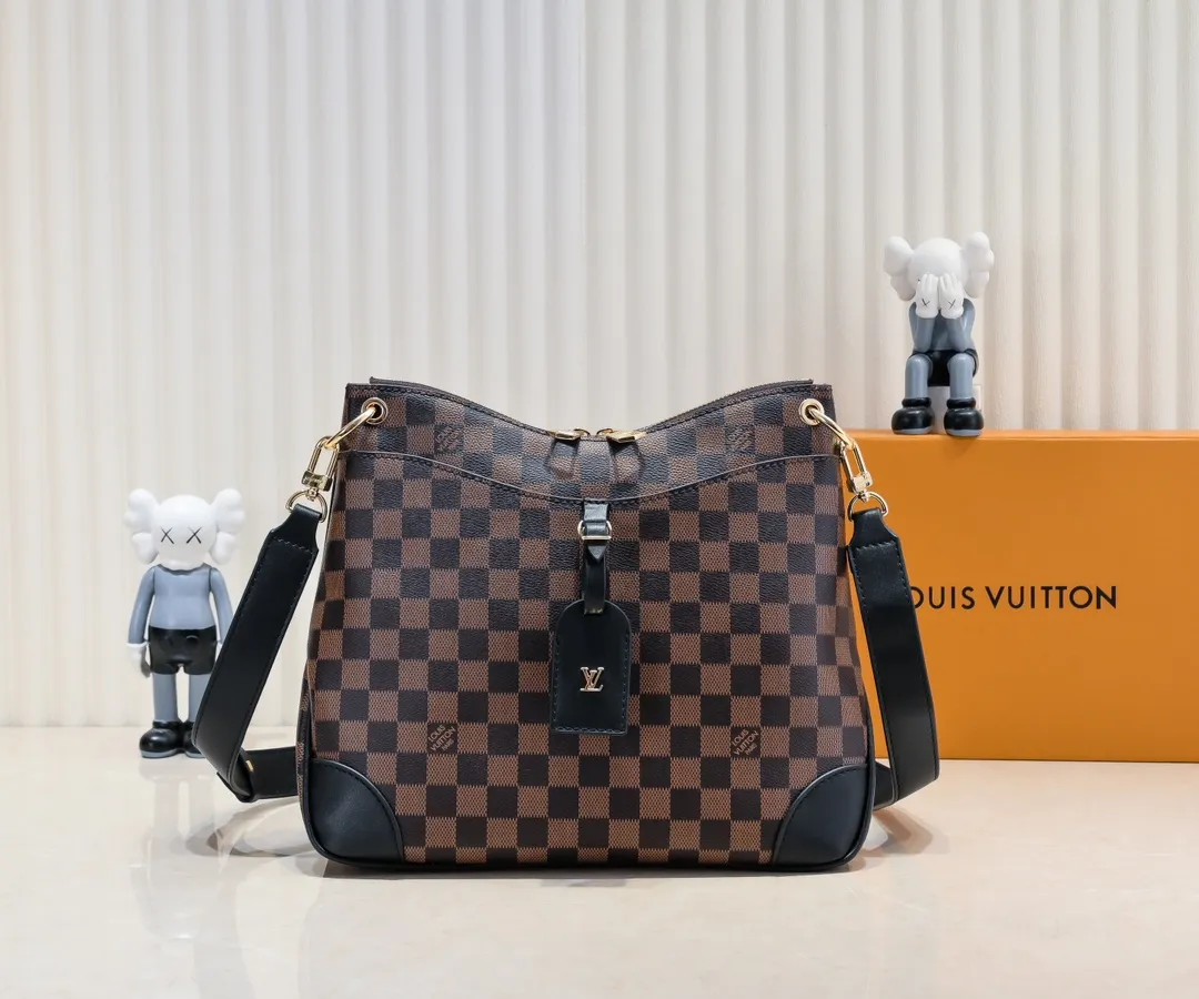 💰Large 300💰💰Small 280💰Upgraded from the original M45353 M45354 M45355 A new Odeon medium and small handbag is launched in the autumn and winter of 2020, using Monogram canvas and reinforced leather corners to convey a retro feel. The adjustable shoulder strap makes it easy to carry on the shoulder or across the body, and the zipper allows easy access to your belongings. Monogram coated canvas Semi-distressed vegetable tanned leather Natural cowhide and colorful cowhide trim Fabric lining Metal hardware Leather corners Shoulder strap loops Double zip closure External patch pocket with magnetic closure