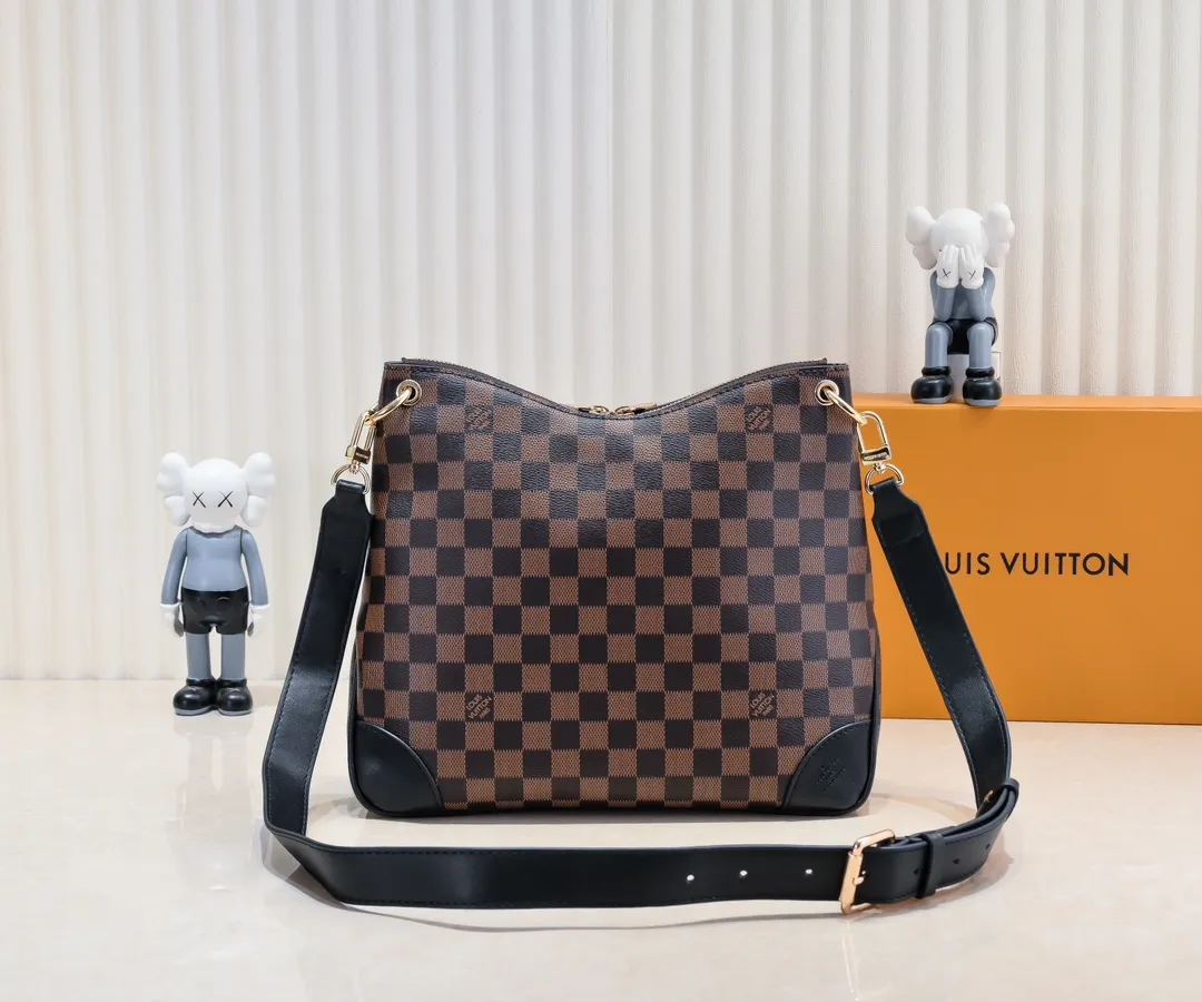 💰Large 300💰💰Small 280💰Upgraded from the original M45353 M45354 M45355 A new Odeon medium and small handbag is launched in the autumn and winter of 2020, using Monogram canvas and reinforced leather corners to convey a retro feel. The adjustable shoulder strap makes it easy to carry on the shoulder or across the body, and the zipper allows easy access to your belongings. Monogram coated canvas Semi-distressed vegetable tanned leather Natural cowhide and colorful cowhide trim Fabric lining Metal hardware Leather corners Shoulder strap loops Double zip closure External patch pocket with magnetic closure