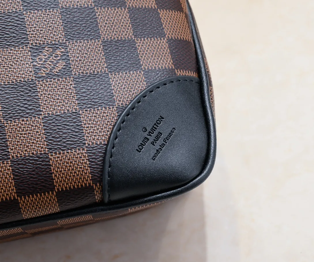 💰Large 300💰💰Small 280💰Upgraded from the original M45353 M45354 M45355 A new Odeon medium and small handbag is launched in the autumn and winter of 2020, using Monogram canvas and reinforced leather corners to convey a retro feel. The adjustable shoulder strap makes it easy to carry on the shoulder or across the body, and the zipper allows easy access to your belongings. Monogram coated canvas Semi-distressed vegetable tanned leather Natural cowhide and colorful cowhide trim Fabric lining Metal hardware Leather corners Shoulder strap loops Double zip closure External patch pocket with magnetic closure