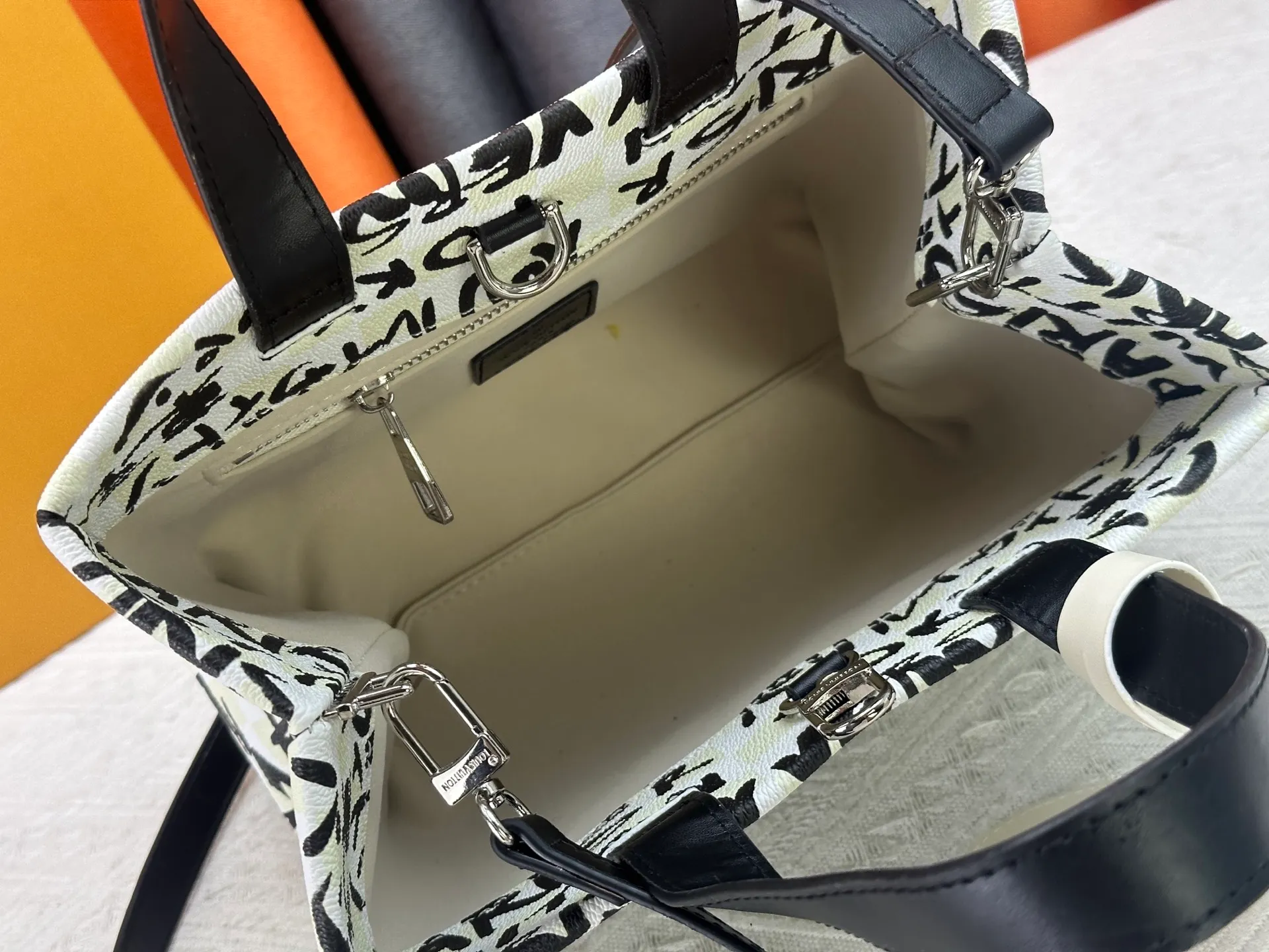 P280 M13940 Gradient Blue Khaki Color Check Black Check Presbyopia Orange Black Green Pink PHARREL and NIGO collection’s joint series Top original order This Shopper medium handbag draws inspiration from Louis Vuitton shopping bags, with the words Louis Vuitton and Maison Fondée En 1854 written on soft cow leather, with a top handle and a detachable shoulder strap. 25x19x11 • Cow leather • Cow leather trim • Textile lining • Metal hardware • Musketon closure • Main compartment • Zip pocket • Double patch pockets • Handles: Double handle