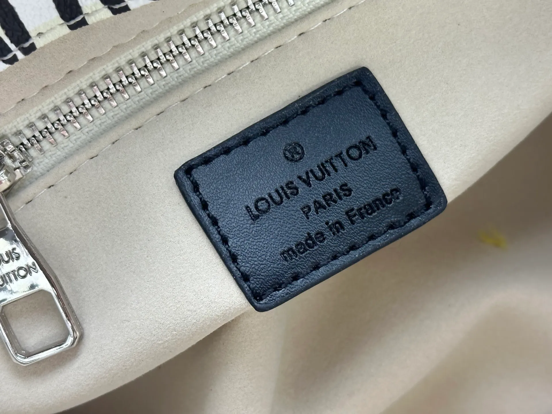 P280 M13940 Gradient Blue Khaki Color Check Black Check Presbyopia Orange Black Green Pink PHARREL and NIGO collection’s joint series Top original order This Shopper medium handbag draws inspiration from Louis Vuitton shopping bags, with the words Louis Vuitton and Maison Fondée En 1854 written on soft cow leather, with a top handle and a detachable shoulder strap. 25x19x11 • Cow leather • Cow leather trim • Textile lining • Metal hardware • Musketon closure • Main compartment • Zip pocket • Double patch pockets • Handles: Double handle