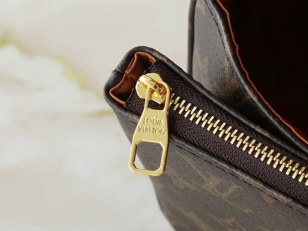💰260💰Upgraded from the original M46199 M46201 M46200 M46127 M46126 This Marceau chain bag is made of Monogram Empreinte embossed leather, with a plain leather flap and soft leather lining. The signature S-lock clasp and chain add to the elegance, and there's room for a large wallet and iPhone Pro Max. Dimensions:24.5x15x6.5