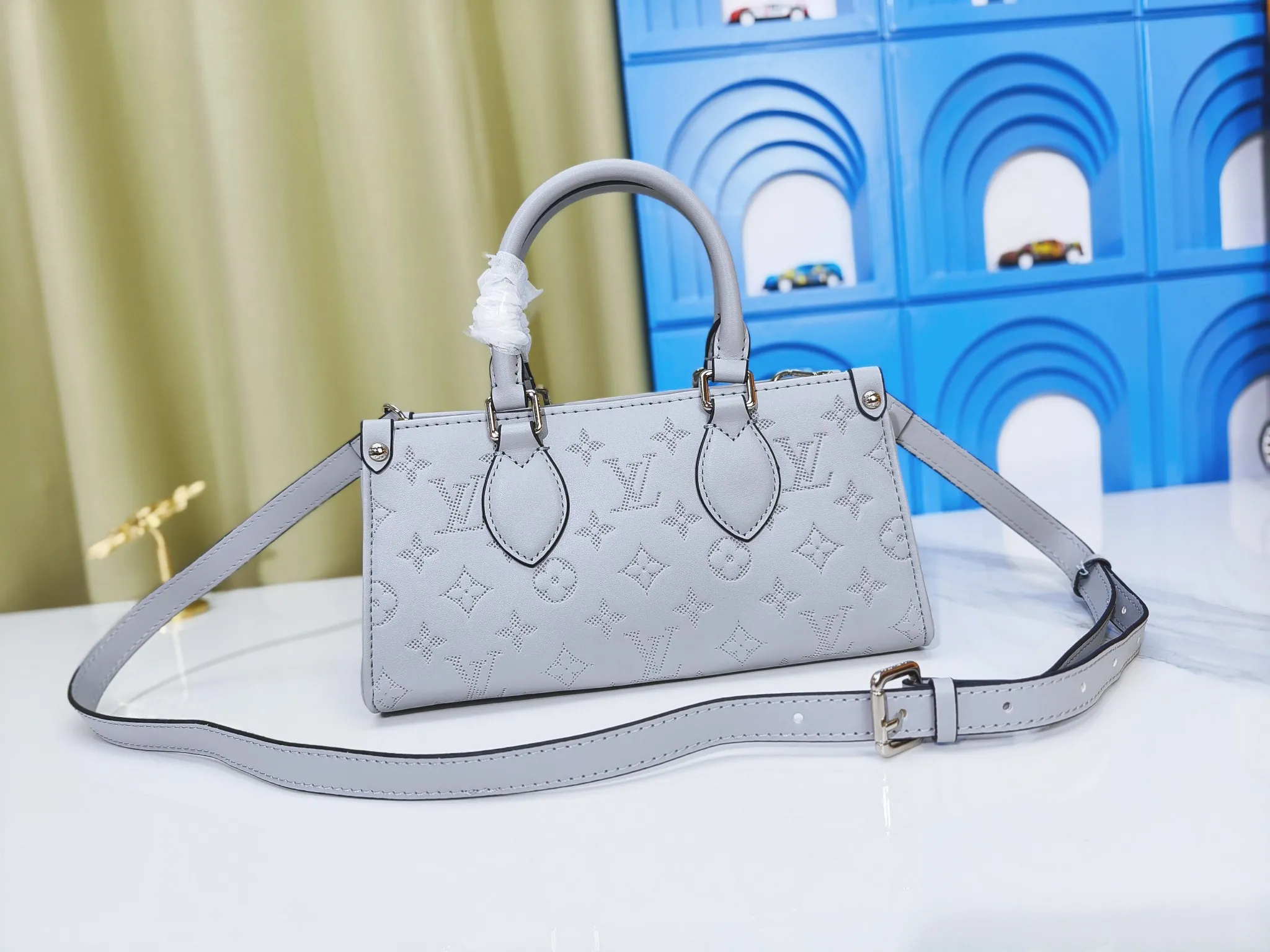 P260💰Upgraded from the original m1274m11273m46653, this onthego east west handbag is made of cow leather to create a slender shape, and the monogram flower nameplate completes the elegant style. Articulated handles and a detachable leather chain strap allow for a variety of carrying options. Dimensions: 25.0x13.0x 10.0 cm (length x height x width)