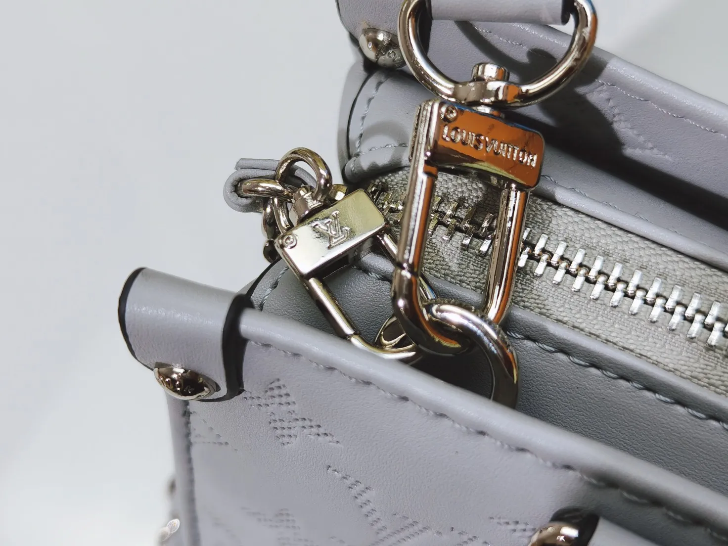 P260💰Upgraded from the original m1274m11273m46653, this onthego east west handbag is made of cow leather to create a slender shape, and the monogram flower nameplate completes the elegant style. Articulated handles and a detachable leather chain strap allow for a variety of carrying options. Dimensions: 25.0x13.0x 10.0 cm (length x height x width)