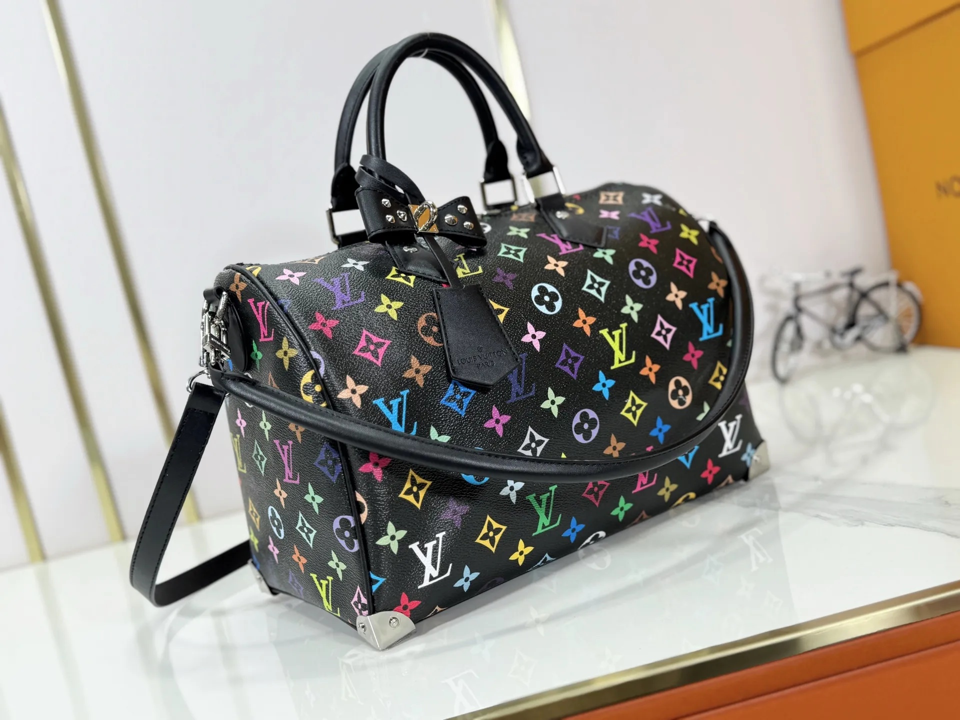 P300 Upgraded original version M27789 M13805 M13257 M40391 LV Murakami Takashi co-branded NANOSPEEDY handbag This Nano Speedy handbag combines Monogram canvas and cow leather trim printing, with 33 colorful interpretations of white tricolor and black tricolor. It has been launched in twelve sections and is very popular around the world and is loved by celebrities and celebrities. 30.0 x 21.0 x 17.0 cm