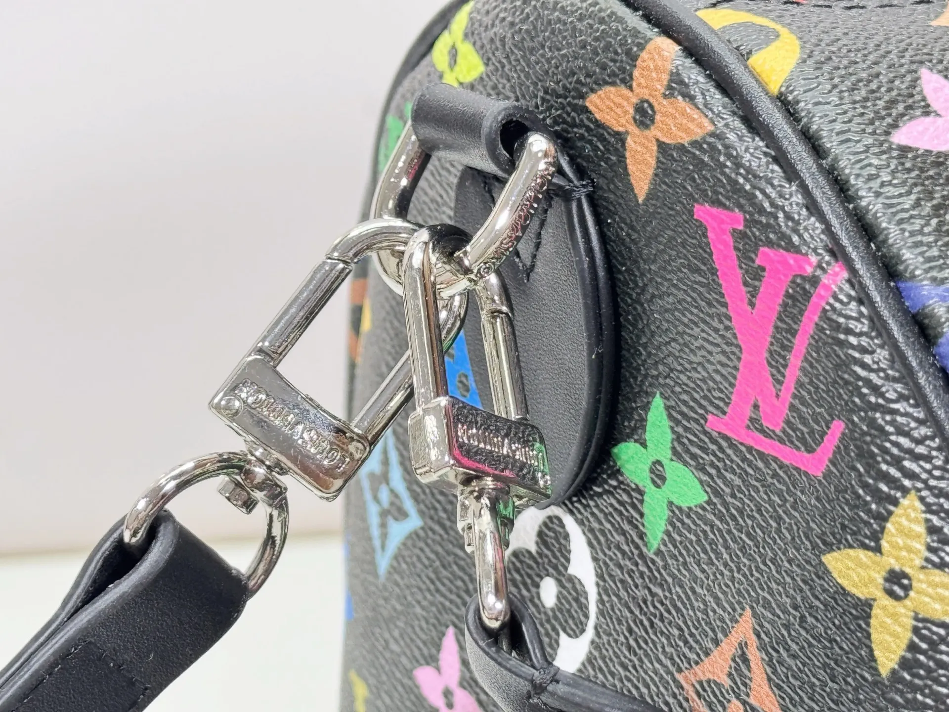 P300 Upgraded original version M27789 M13805 M13257 M40391 LV Murakami Takashi co-branded NANOSPEEDY handbag This Nano Speedy handbag combines Monogram canvas and cow leather trim printing, with 33 colorful interpretations of white tricolor and black tricolor. It has been launched in twelve sections and is very popular around the world and is loved by celebrities and celebrities. 30.0 x 21.0 x 17.0 cm