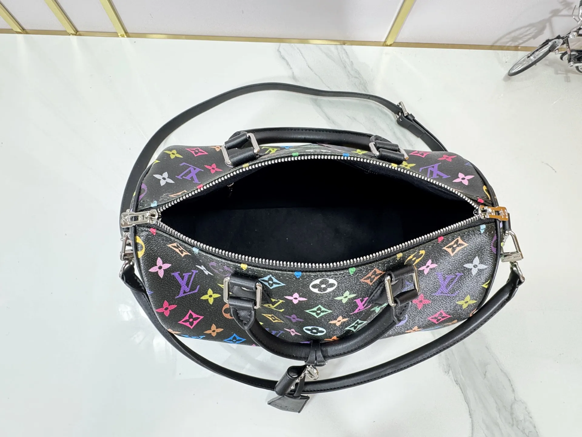 P300 Upgraded original version M27789 M13805 M13257 M40391 LV Murakami Takashi co-branded NANOSPEEDY handbag This Nano Speedy handbag combines Monogram canvas and cow leather trim printing, with 33 colorful interpretations of white tricolor and black tricolor. It has been launched in twelve sections and is very popular around the world and is loved by celebrities and celebrities. 30.0 x 21.0 x 17.0 cm