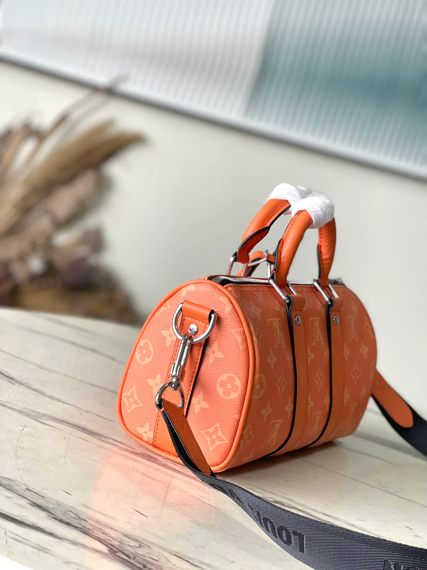 💰940 Top Original Order M31044 This Keepall Bandouliere travel bag injects style into the 2024 Taigarama series. It uses chic Taiga leather and Monogram canvas to play with vibrant colors, making it a personalized choice for urban travel. Dimensions: 25 × 15 × 11 cm