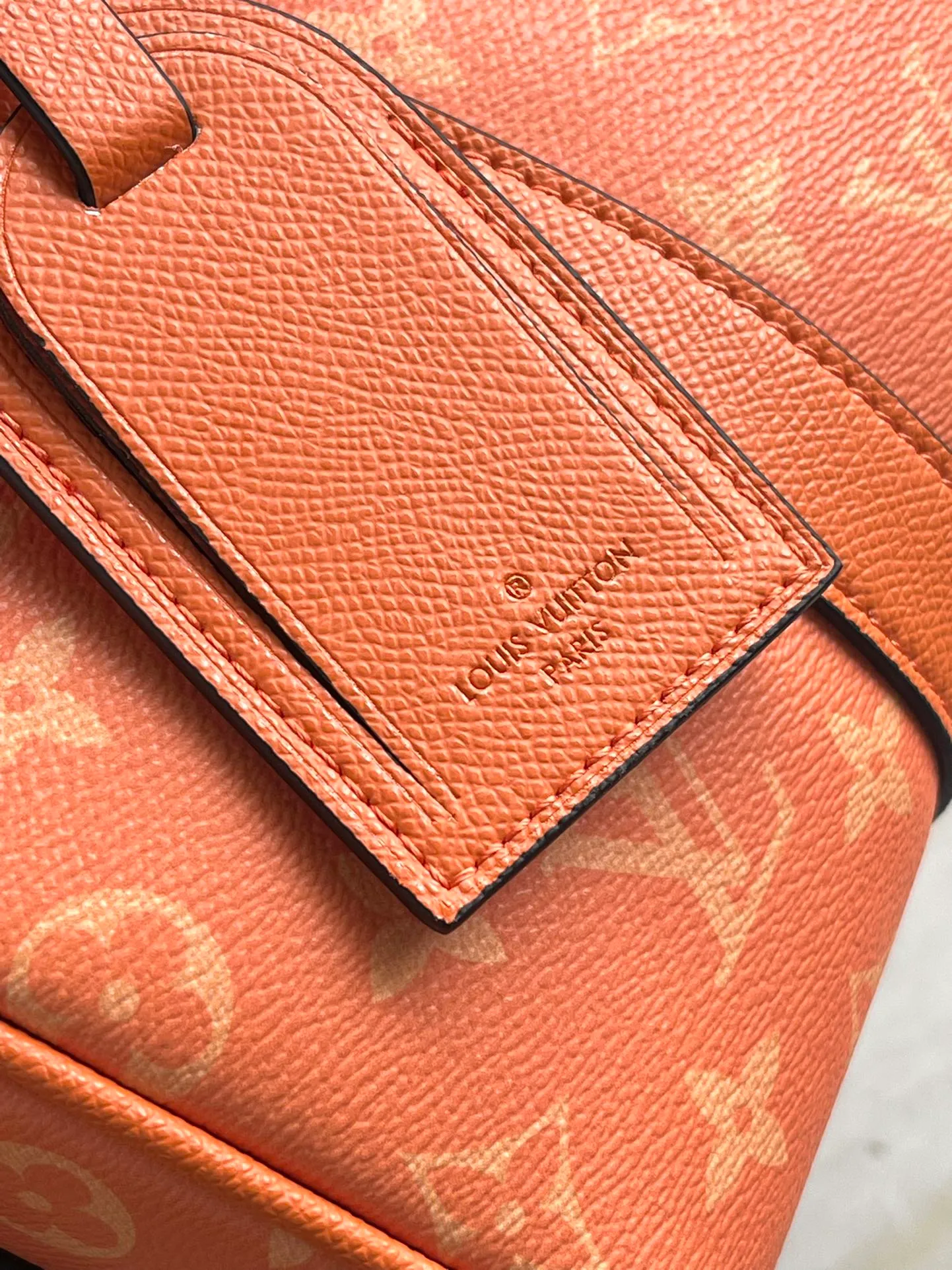 💰940 Top Original Order M31044 This Keepall Bandouliere travel bag injects style into the 2024 Taigarama series. It uses chic Taiga leather and Monogram canvas to play with vibrant colors, making it a personalized choice for urban travel. Dimensions: 25 × 15 × 11 cm