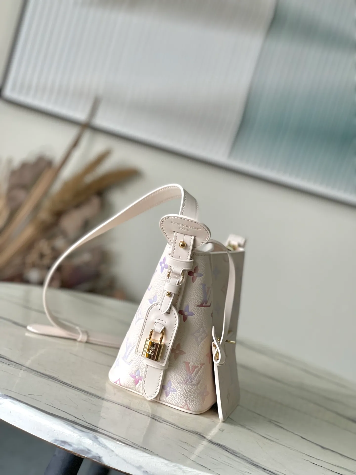 💰980 (top layer leather) top original order M25673 This AllnBB handbag is from the Dream series. The Monogram embossed grain leather presents a unique watercolor gradient effect, and the Yingze metal parts complete the design. A sophisticated name tag, signature padlock and removable zippered interior pocket add to the details, making it ideal for shoulder or hand carry. Dimensions: 18x12x16 cm