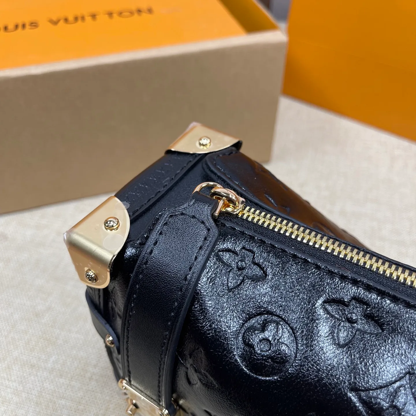[Upgraded version] P560💰💞Upgraded version·High quality·🎁With complete packaging model: M16358🐶SIDE TRUNK handbag Nicolas Ghesquière repeatedly explored Louis Vuitton's trunk-making heritage to create this Side Trunk small handbag. Monogram canvas is combined with cow leather embossing. The leather zipper puller is creatively connected to the iconic S-lock buckle, and the reinforced metal corners gather the eye. The wide handles and leather spaghetti strap are removable. Dimensions: 23 x 16 x 8 cm