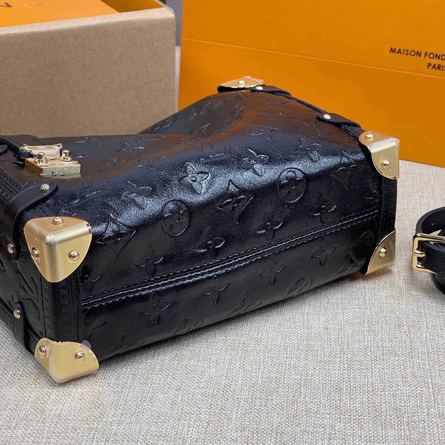 [Upgraded version] P560💰💞Upgraded version·High quality·🎁With complete packaging model: M16358🐶SIDE TRUNK handbag Nicolas Ghesquière repeatedly explored Louis Vuitton's trunk-making heritage to create this Side Trunk small handbag. Monogram canvas is combined with cow leather embossing. The leather zipper puller is creatively connected to the iconic S-lock buckle, and the reinforced metal corners gather the eye. The wide handles and leather spaghetti strap are removable. Dimensions: 23 x 16 x 8 cm