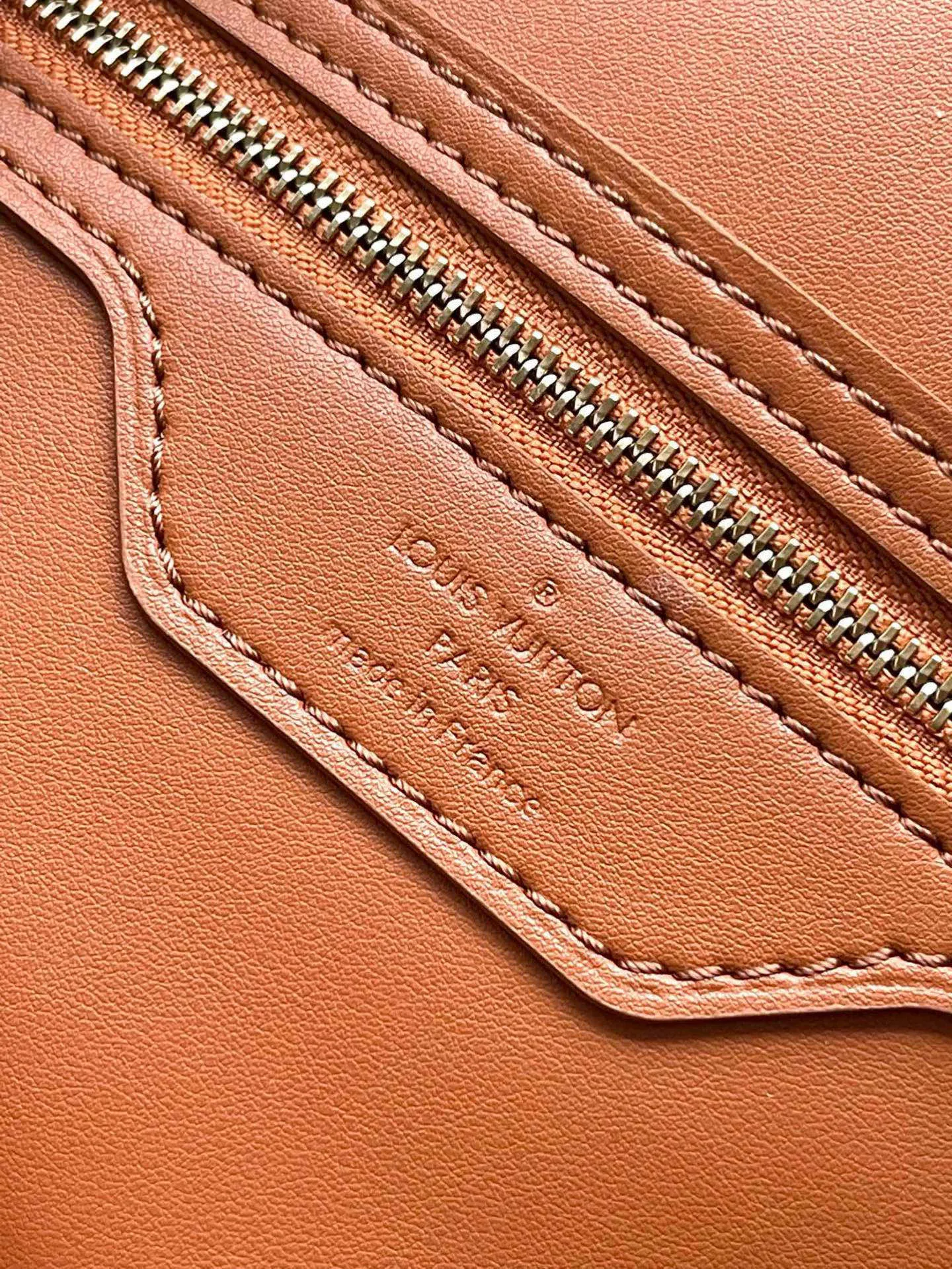 💰1100 Top Original M87212 Presbyopia Brown Speedy Soft 30 Dark handbag becomes a good travel companion with its eye-catching style. The Monogram coated canvas bag is trimmed with leather and has a Gothic-style chain. Its generous structure has a zipped pocket inside to keep your passport and other important items safe. The nameplate and tassels add to the intricate details, and the Toron handle adds a fresh touch. 21 x 17 x 30 cm (height x width x length)