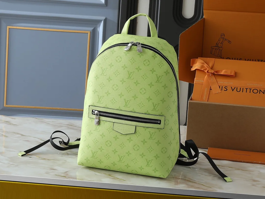 💰300💰Upgraded from the original M14020 black flower. Lime green. Presbyopia. Black checkered. This Discovery Slim double shoulder bag is made of Monogram Eclipse coated canvas. It has a compact structure and integrates pens into the laptop pocket. It can easily be used in business, leisure or leisure occasions with a trendy attitude. The adjustable shoulder straps with fabric lining enhance the comfortable carrying experience, and the zippered front pocket makes it easy to store daily necessities. Size:38x13x28cm