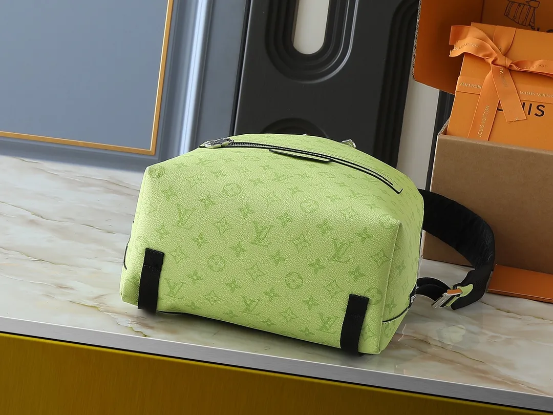 💰300💰Upgraded from the original M14020 black flower. Lime green. Presbyopia. Black checkered. This Discovery Slim double shoulder bag is made of Monogram Eclipse coated canvas. It has a compact structure and integrates pens into the laptop pocket. It can easily be used in business, leisure or leisure occasions with a trendy attitude. The adjustable shoulder straps with fabric lining enhance the comfortable carrying experience, and the zippered front pocket makes it easy to store daily necessities. Size:38x13x28cm