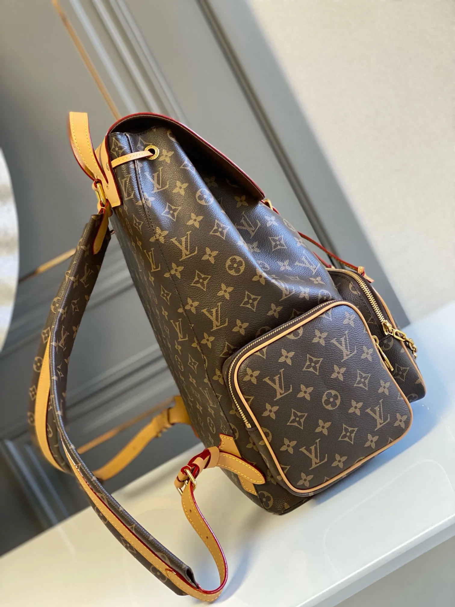 💰1200 (first-grain leather) top original single M44658 TRIO backpack Trio backpack FL factory Monogram canvas bag body with cowhide flap, embellished with modern details such as a gold chain on the front pocket, connecting Louis Vuitton's past and present. Three zippered front pockets and side pockets are utilitarian, with ample space for a laptop. Detailed features 60 x 72 x 19 cm (Length x Height x Width) Monogram coated canvas Textile lining Cowhide leather trim Patina gold-tone hardware Adjustable leather shoulder strap Buckle closure 2 external pockets External front pocket Internal patch pocket Double internal patch pockets Handles: Single handle
