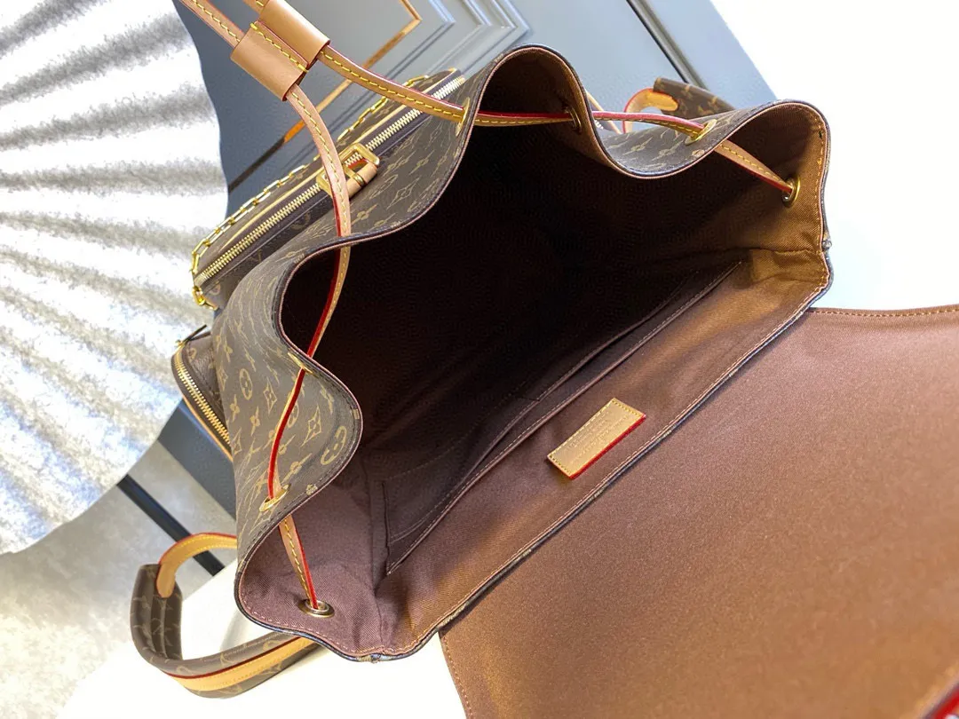💰1200 (first-grain leather) top original single M44658 TRIO backpack Trio backpack FL factory Monogram canvas bag body with cowhide flap, embellished with modern details such as a gold chain on the front pocket, connecting Louis Vuitton's past and present. Three zippered front pockets and side pockets are utilitarian, with ample space for a laptop. Detailed features 60 x 72 x 19 cm (Length x Height x Width) Monogram coated canvas Textile lining Cowhide leather trim Patina gold-tone hardware Adjustable leather shoulder strap Buckle closure 2 external pockets External front pocket Internal patch pocket Double internal patch pockets Handles: Single handle
