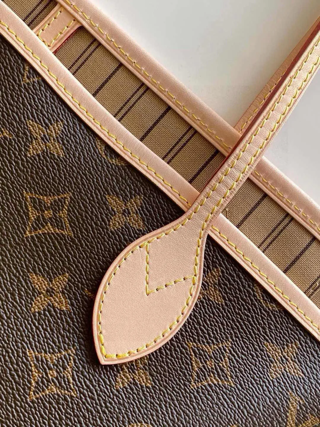 💰800 (large steel nails) top original order M40990 NEVERFULL large handbag Neverfull is a new interpretation of the classic handbag and explores the exquisite details inside the bag. Redesigned interior pockets feature fresh fabric linings and vintage details inspired by the Louis Vuitton archives, most notably the detachable zippered clutch, which can be used as a sophisticated clutch on its own or as an additional pocket. Bright lining tones add a more lively feel to Monogram's classic canvas. Detailed features 39 x 32 x 19 cm (Length x Height x Width) Redesigned interior pocket with details inspired by the Louis Vuitton archives Pockets lined with linen fabric Removable zippered clutch with tonal interior pocket Natural cowhide leather trim Shiny gold-tone hardware Handles: double handles
