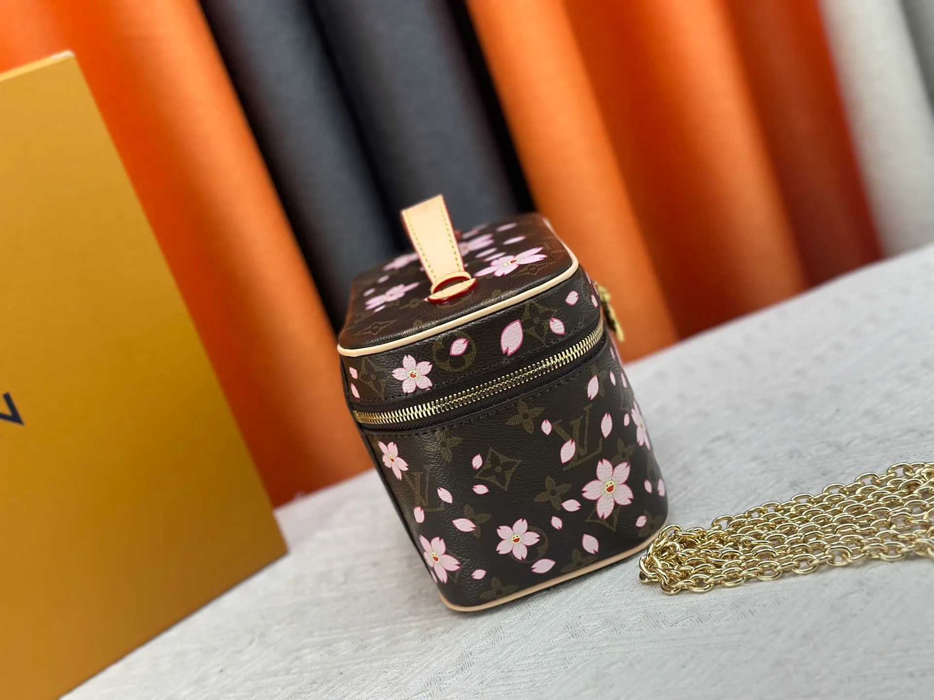 P260 upgraded original M13747 M44495 M42265 M44936 M42263 lv Takashi Murakami Nice mini Nano cosmetic bag with Monogram print and 33 colorful colors. In 2025, Takashi Murakami and lv jointly launched the white tricolor and black tricolor twelve pieces, which are very popular around the world and are loved by celebrities and celebrities. Dimensions: 24 x 17 x 14 (LxHxW)