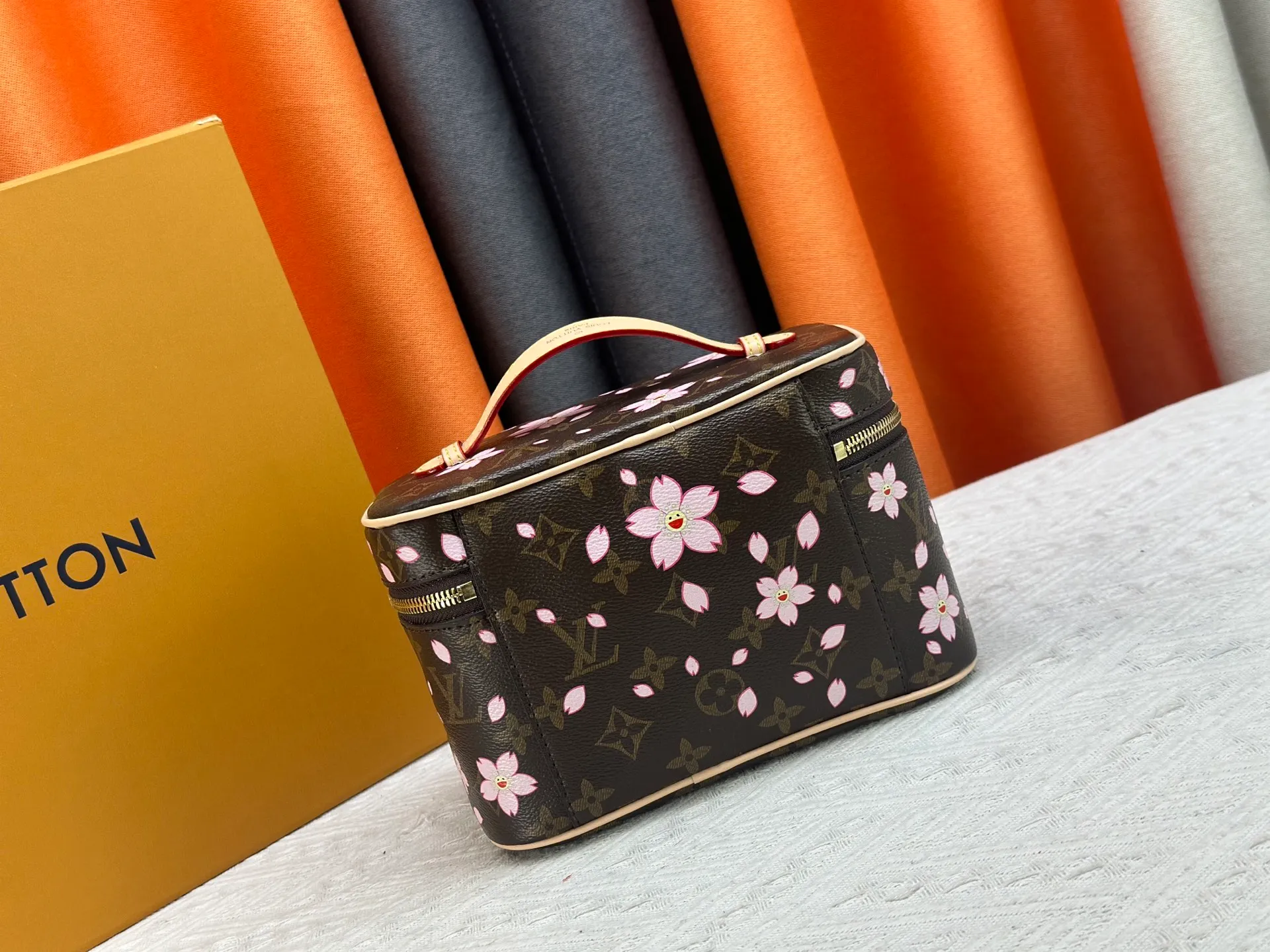 P260 upgraded original M13747 M44495 M42265 M44936 M42263 lv Takashi Murakami Nice mini Nano cosmetic bag with Monogram print and 33 colorful colors. In 2025, Takashi Murakami and lv jointly launched the white tricolor and black tricolor twelve pieces, which are very popular around the world and are loved by celebrities and celebrities. Dimensions: 24 x 17 x 14 (LxHxW)