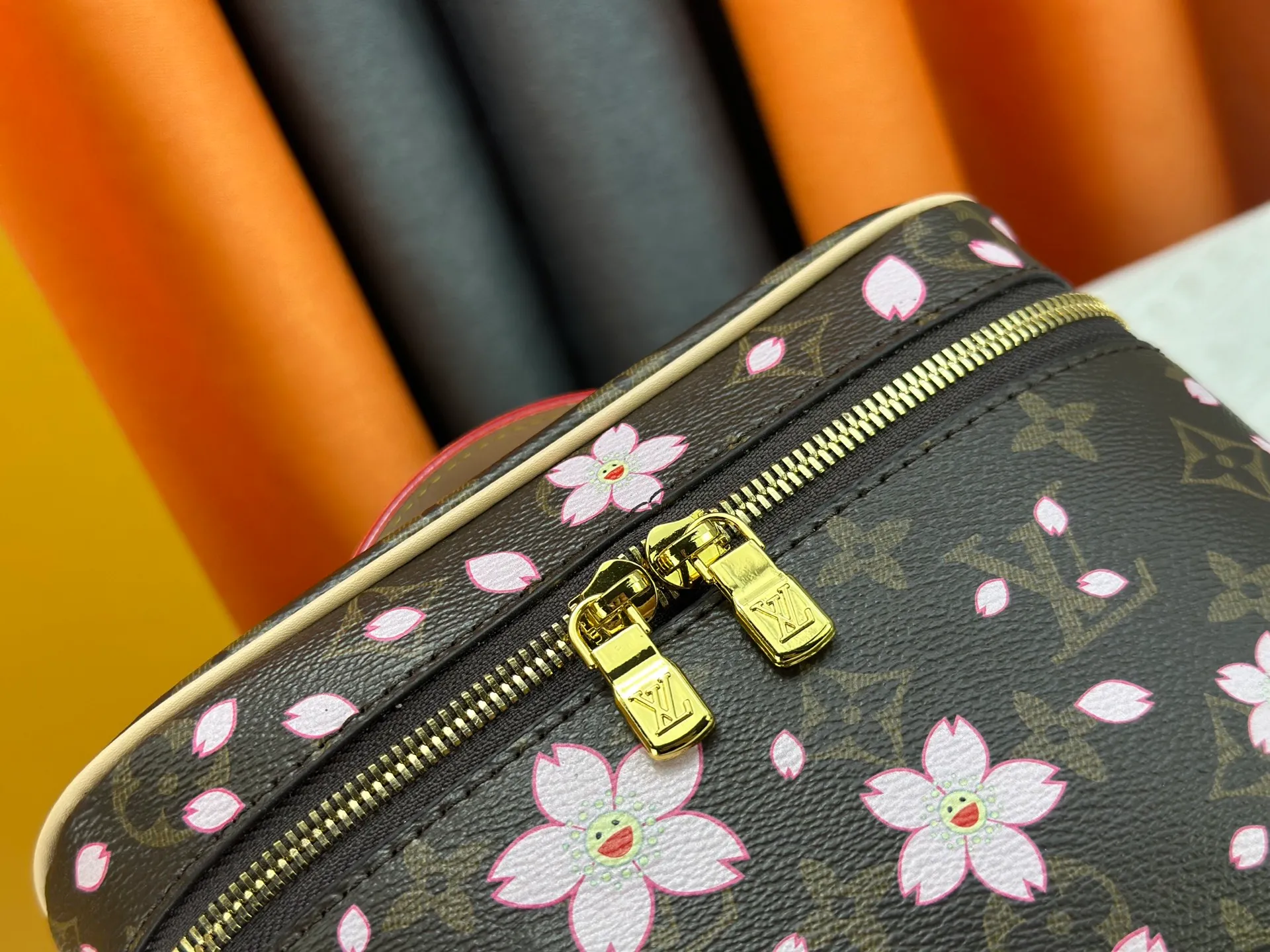 P260 upgraded original M13747 M44495 M42265 M44936 M42263 lv Takashi Murakami Nice mini Nano cosmetic bag with Monogram print and 33 colorful colors. In 2025, Takashi Murakami and lv jointly launched the white tricolor and black tricolor twelve pieces, which are very popular around the world and are loved by celebrities and celebrities. Dimensions: 24 x 17 x 14 (LxHxW)