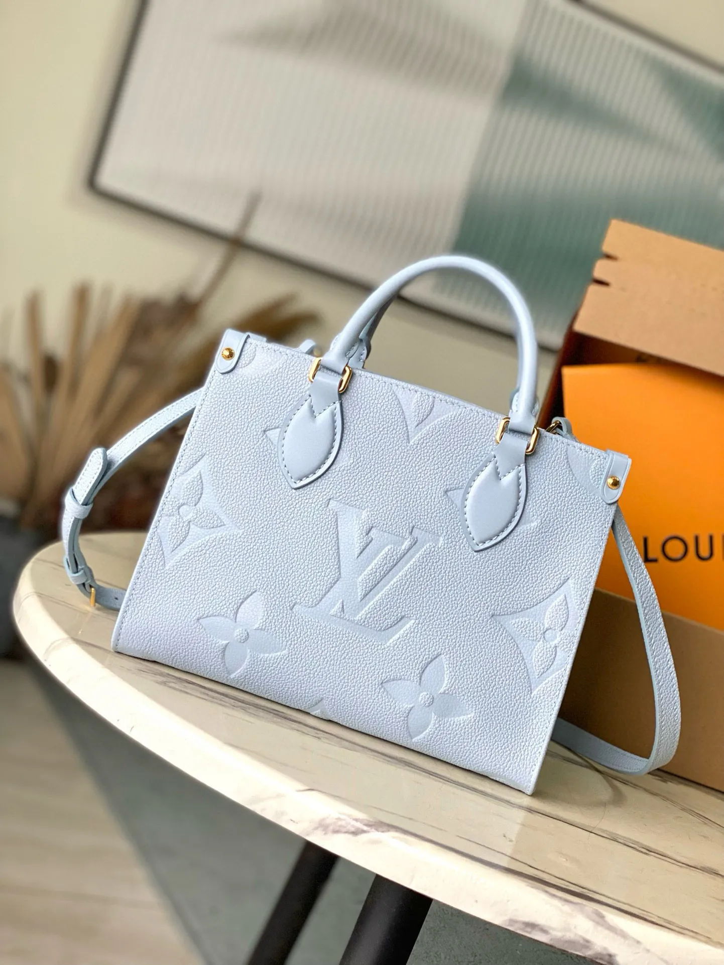 💰1040 (first-grain leather) top original M46840 blue printed Onthego small Tote bag draws inspiration from the 1968 classic Sac Plat handbag. It is made of Monogram Empreinte leather with Medium Bicolor Monogram pattern embossed to create a miniature version, which can store daily needs such as iPad Mini. Flexible handles and detachable shoulder strap enrich carrying options. Dimensions: 25 x 19 x 11.5 cm