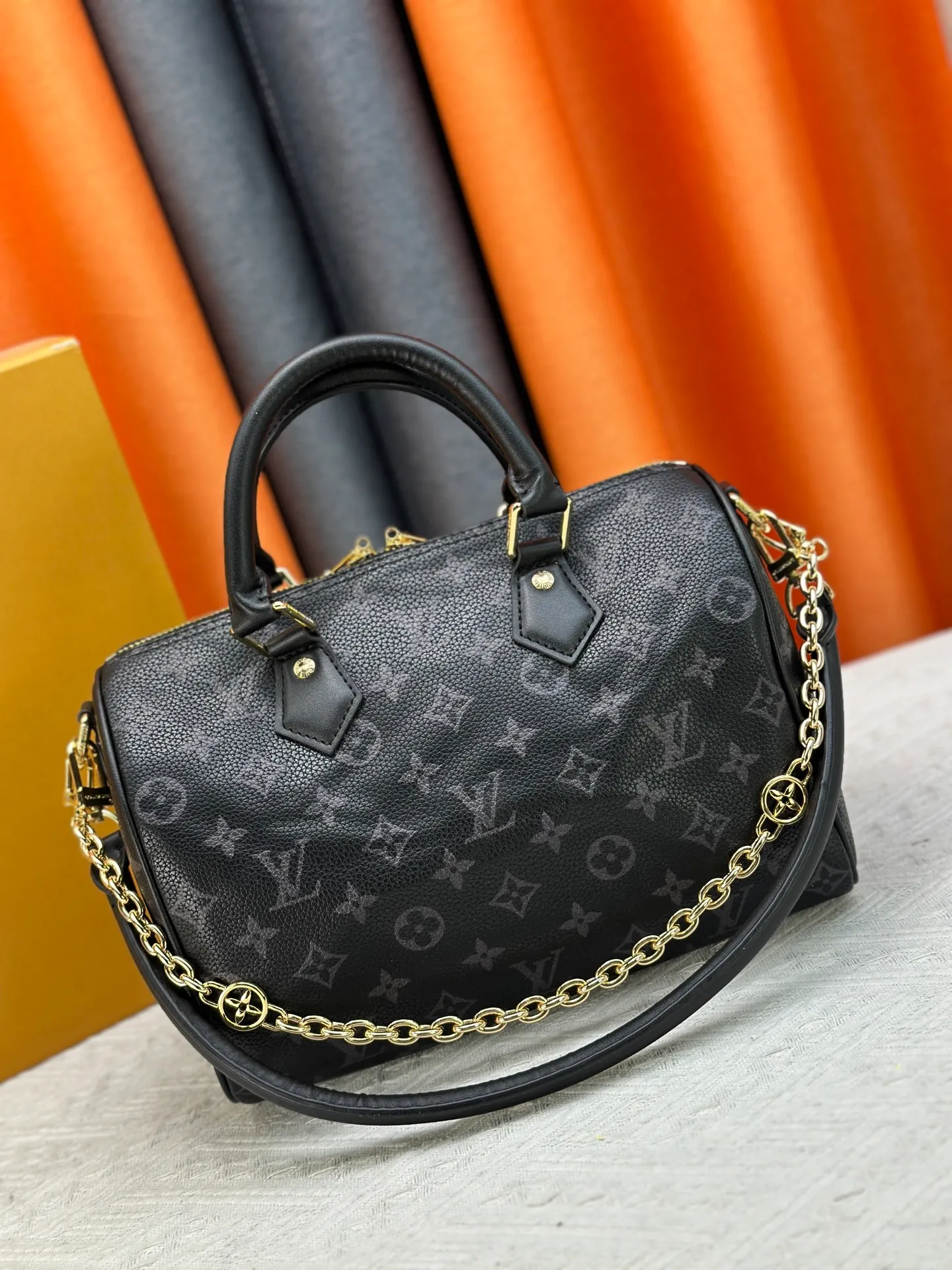 P270 Upgraded original M47186 M11323 M40390 This Speedy Soft 25 handbag renews the classic design of the Speedy handbag, using Monogram Empreinte leather and suede cowhide lining to create a light and soft structure. Whether carried by hand, cross-body or shoulder, you can create a trendy look. Dimensions: 25x19x15 cm
