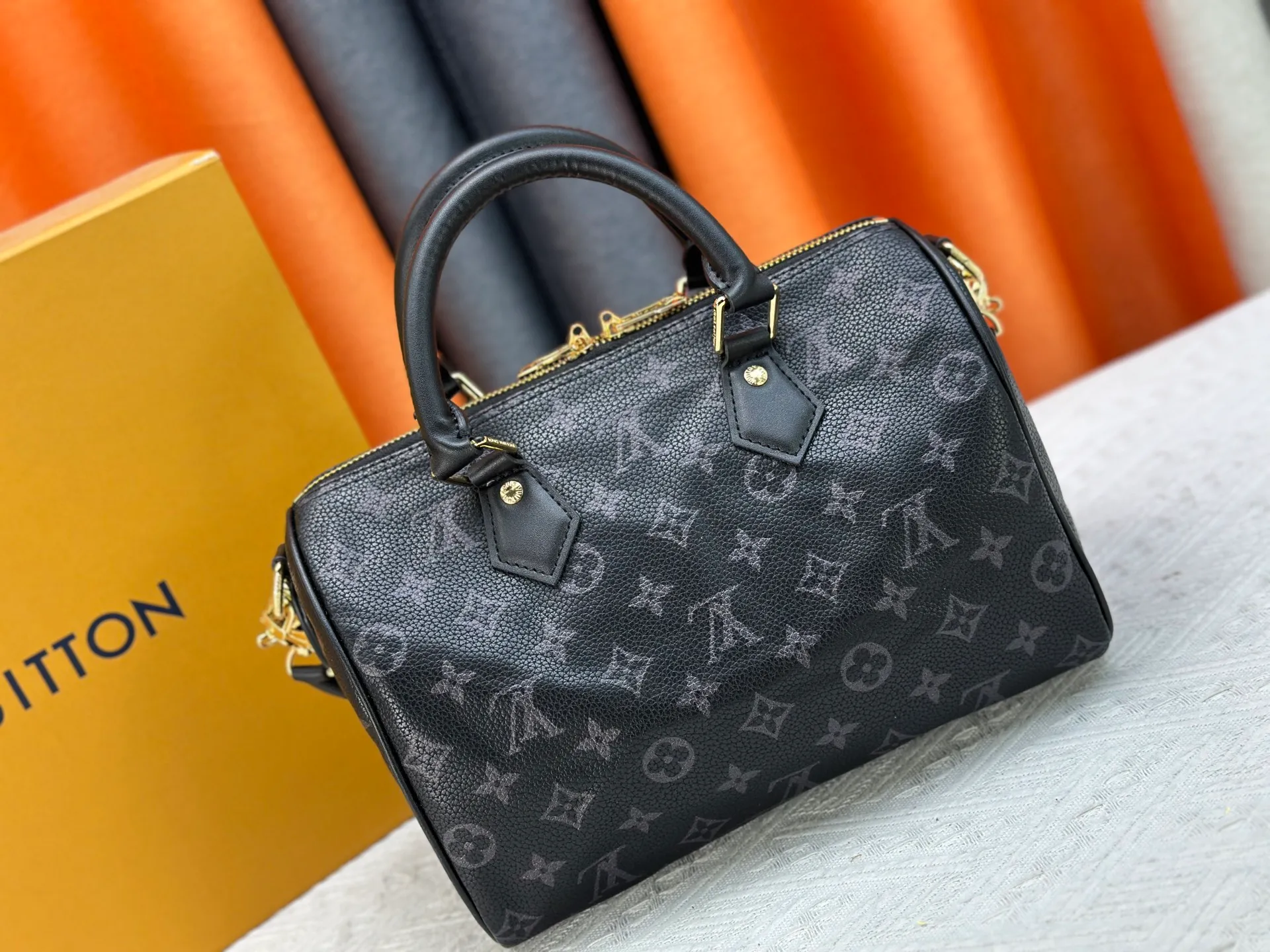 P270 Upgraded original M47186 M11323 M40390 This Speedy Soft 25 handbag renews the classic design of the Speedy handbag, using Monogram Empreinte leather and suede cowhide lining to create a light and soft structure. Whether carried by hand, cross-body or shoulder, you can create a trendy look. Dimensions: 25x19x15 cm