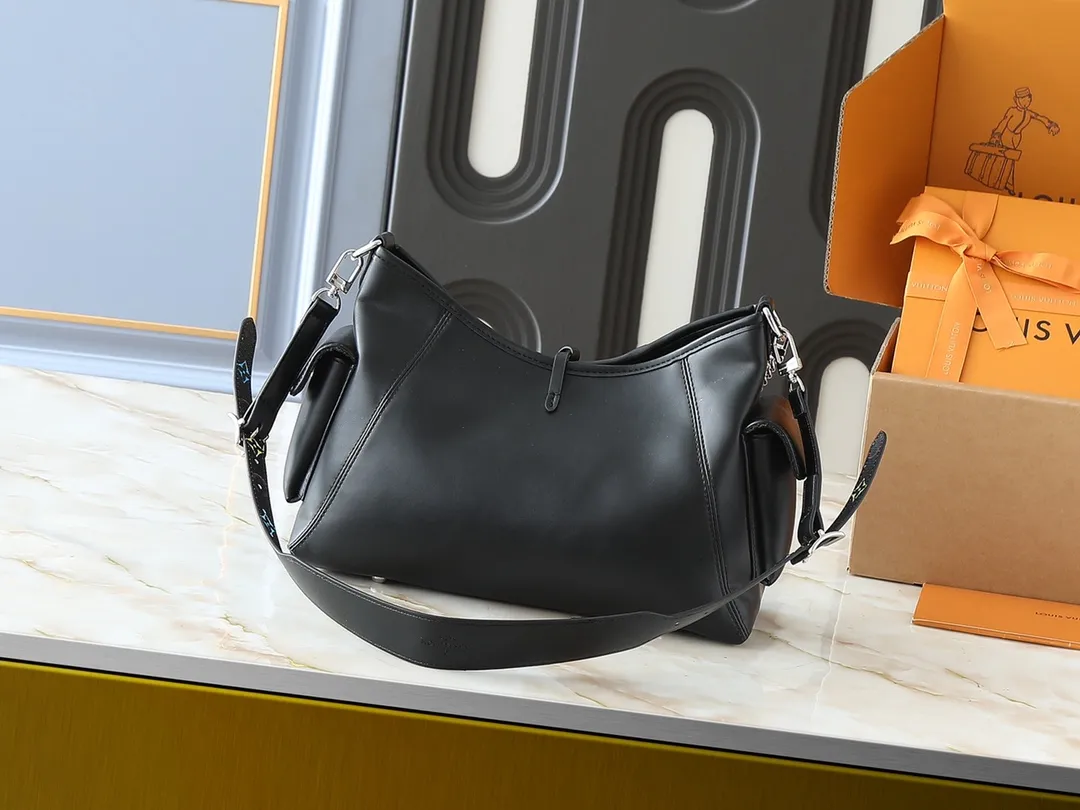 💰260💰Upgraded from the original M25143 M24861 M12583 M12579 M12919 M13105 This small CarryAll Cargo handbag is made of soft sheep leather with a fashionable micro-wrinkle effect, and is paired with polished metal parts and a lazy configuration on a deep background, making it a perfect choice for day and night occasions. The detachable shoulder strap and chain strap allow for a variety of styling possibilities. Dimensions: 23 x 15 x 33.5 cm (H x W x Length)