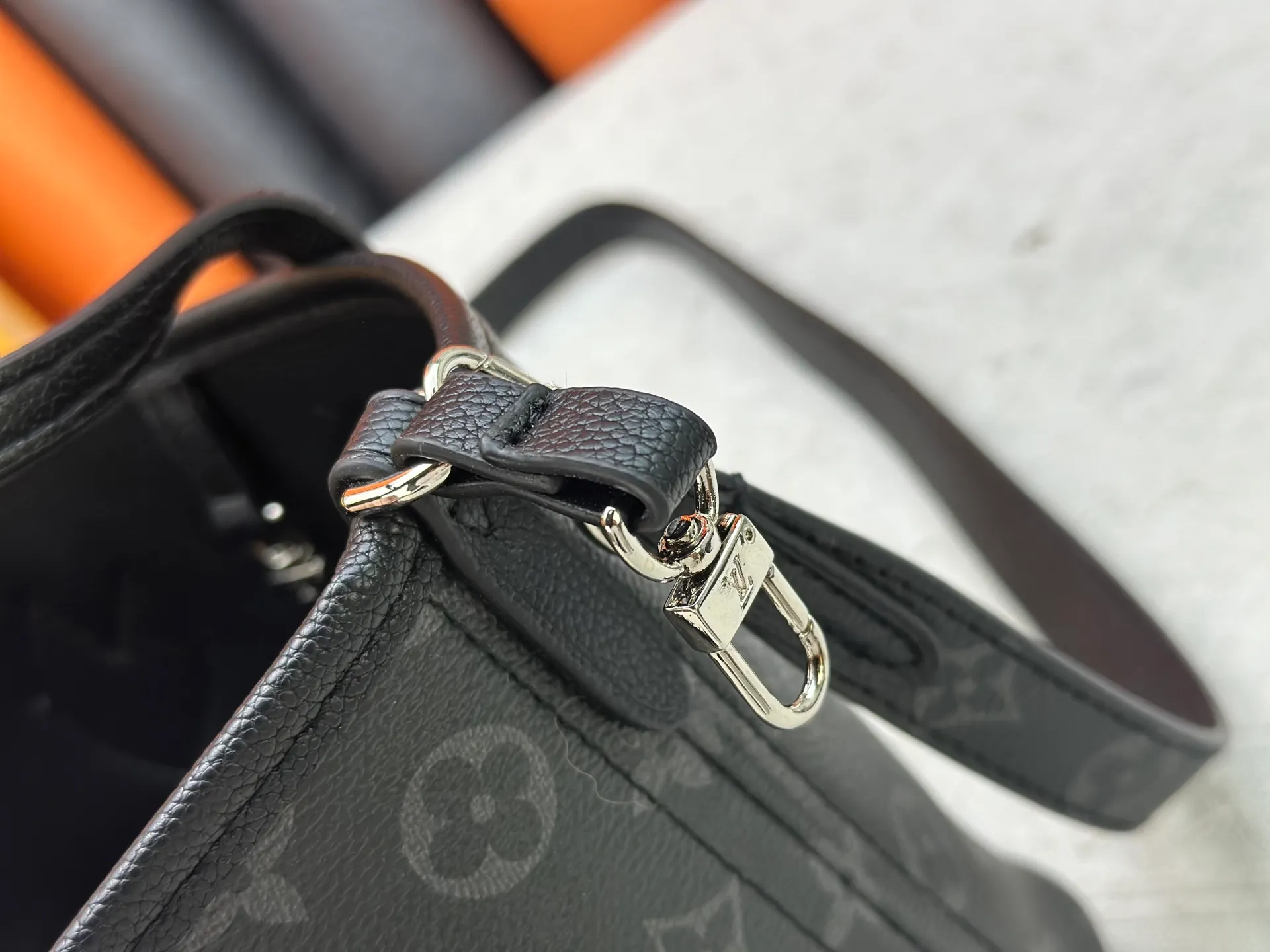 P240 M25656 M12099 Upgraded original Neverfull Bandouliere Inside Out BB handbag is a double-sided version of the classic design this season, with the front and back decorated with iconic Monogram canvas and grained leather. The removable zipper bag can be used alone or hung externally. The detachable shoulder strap makes it easy to wear cross-body, and the dazzling metal hardware adds a sophisticated detail. Dimensions: 26.5 × 16.5 × 11 cm