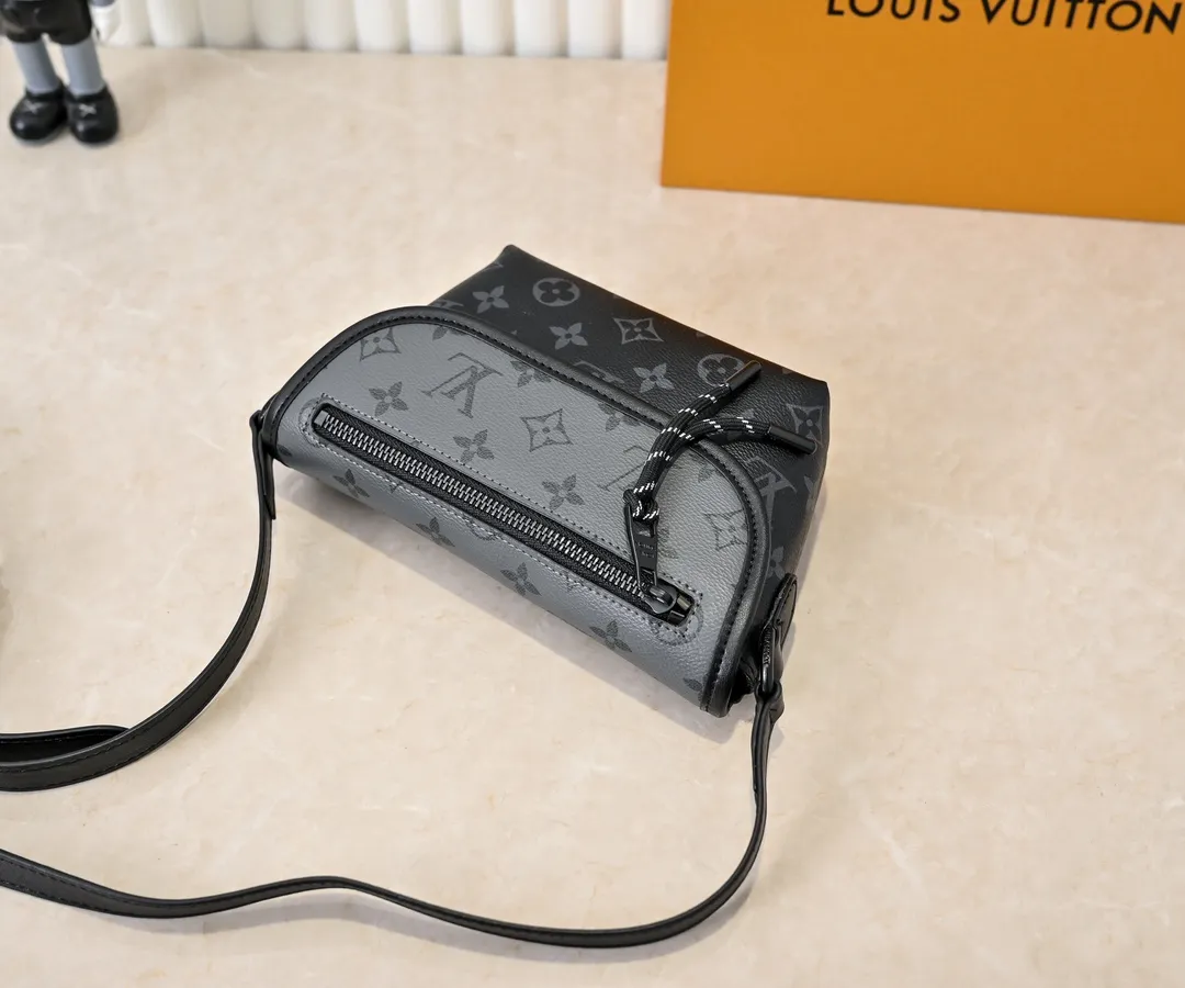 💰220💰Upgraded from the original M12681 M12806 M12636 This Pulse mini handbag is made of Monogram Eclipse coated canvas, conveying modern style with simple lines and sporty elements. Its compact construction houses the main compartment and a zipped pocket on the flap with a corded zipper pull. 16 x 5 x 22.5 cm (height x width x length)