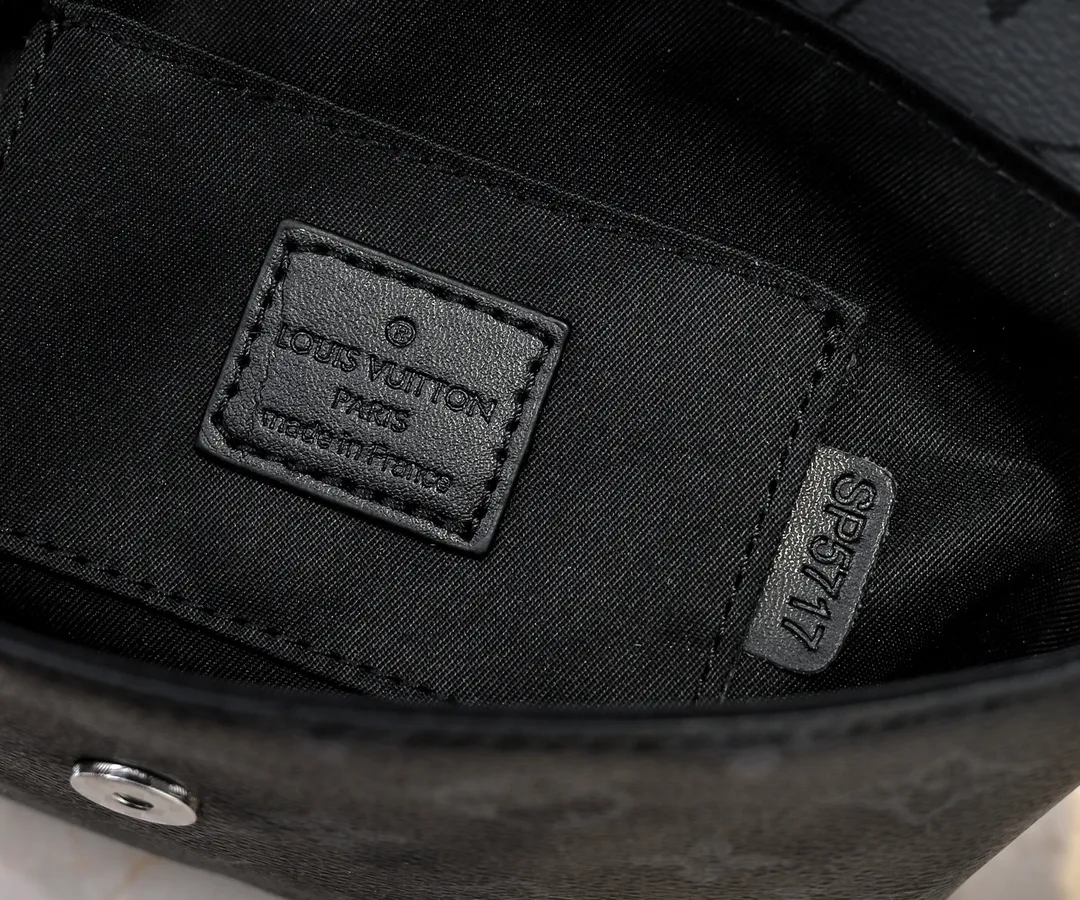 💰220💰Upgraded from the original M12681 M12806 M12636 This Pulse mini handbag is made of Monogram Eclipse coated canvas, conveying modern style with simple lines and sporty elements. Its compact construction houses the main compartment and a zipped pocket on the flap with a corded zipper pull. 16 x 5 x 22.5 cm (height x width x length)