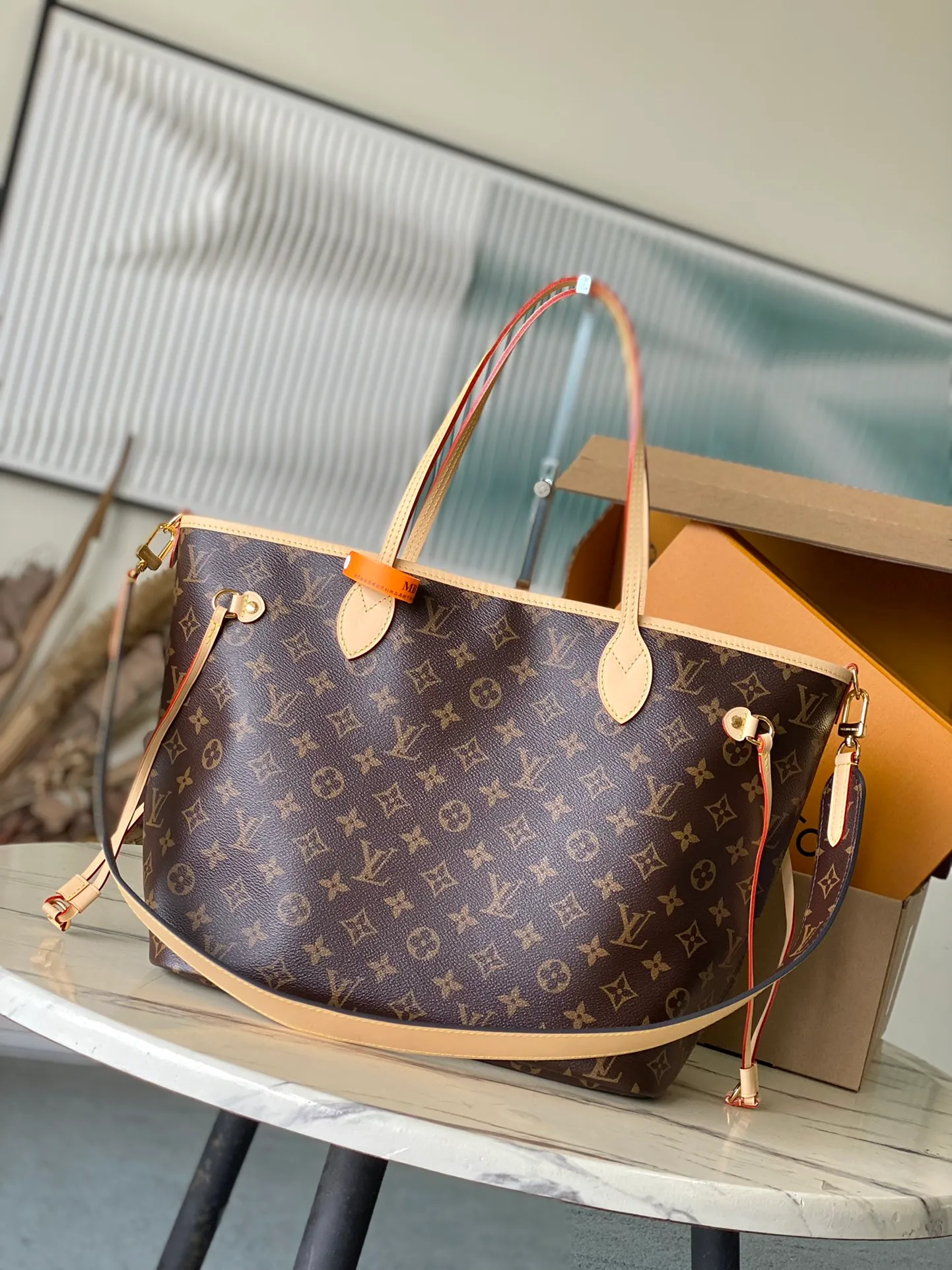 💰1080 Top original single M11948 Medium Neverfull Bandouliere Inside Out GM uses Monogram canvas and embossed fabric to perform a double-sided design, and then makes the elegant bag body reflect the delicate luster of the metal parts, injecting new season interest into the classic configuration. With the side hook closure and detachable shoulder strap, it can easily be transformed into a Hobo handbag or crossbody bag. Dimensions: 31 × 28 × 14 cm