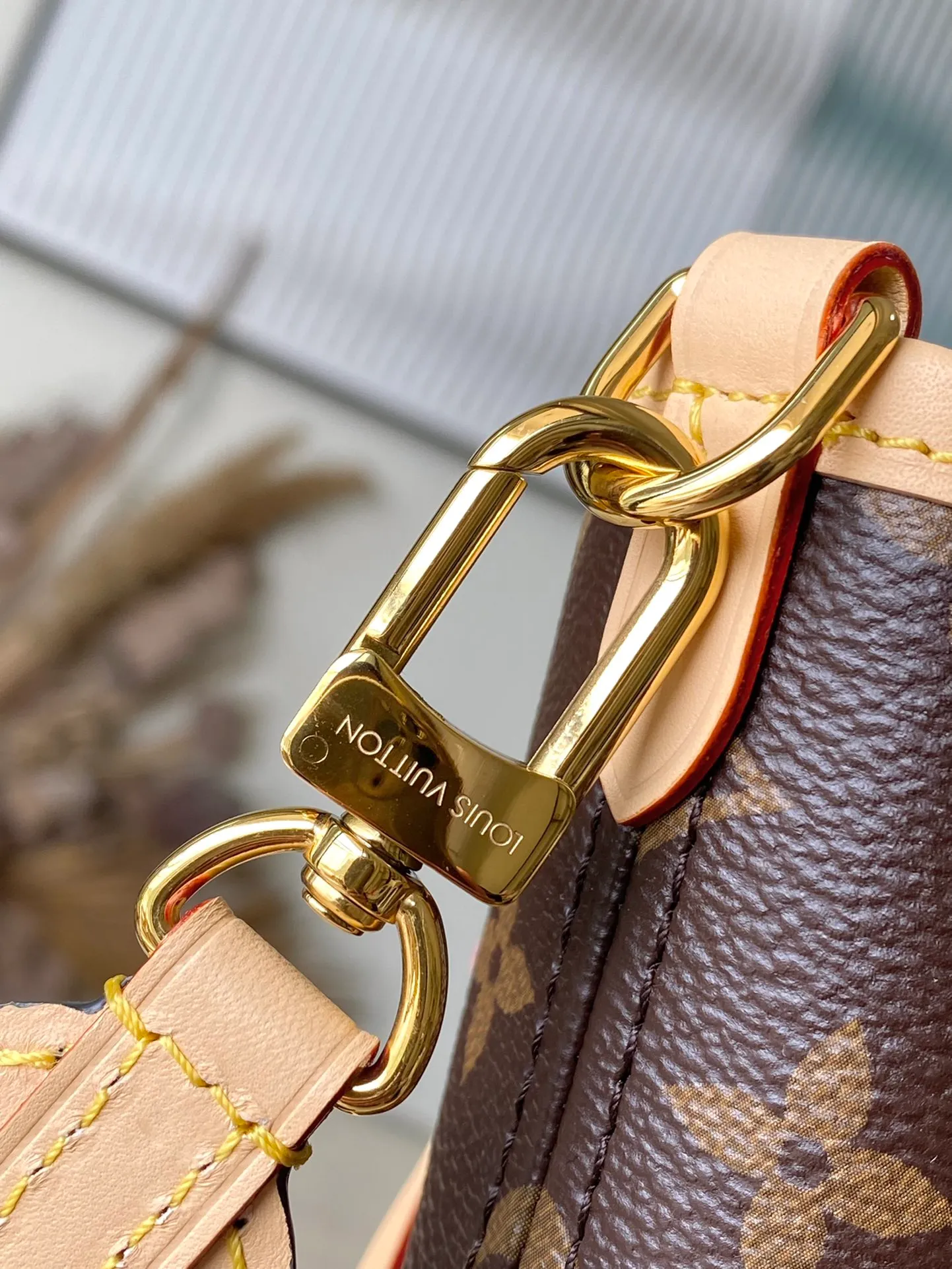 💰1080 Top original single M11948 Medium Neverfull Bandouliere Inside Out GM uses Monogram canvas and embossed fabric to perform a double-sided design, and then makes the elegant bag body reflect the delicate luster of the metal parts, injecting new season interest into the classic configuration. With the side hook closure and detachable shoulder strap, it can easily be transformed into a Hobo handbag or crossbody bag. Dimensions: 31 × 28 × 14 cm