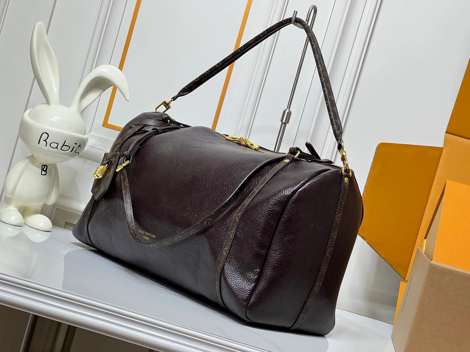 Batch 300💰Upgraded original M26037 M26451 M26359 M26397 M26358 M26039 M26905 M26360 M13668 M13667 This large Express Travel handbag injects a gentle atmosphere into the classic Keepall handbag, highlighting Nicolas Ghesquière's keen insight into the rhythm of urban travel. Made from fine-grained cowhide leather with Monogram canvas elements, the soft construction offers plenty of space, and the adjustable handle and removable rolled-leather handle allow for flexible carrying. Dimensions: 45 x 20 x 27 (cm) ((length x height x width)