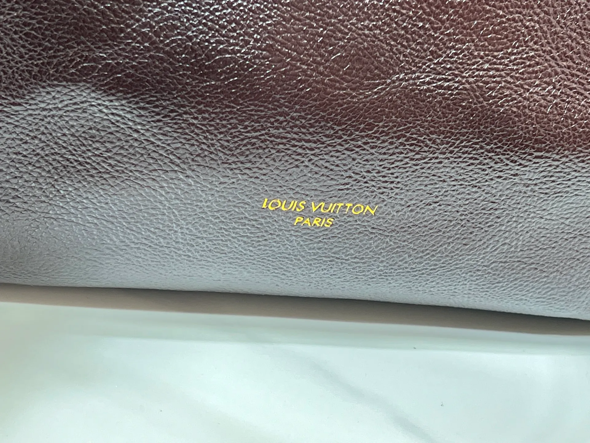 Batch 300💰Upgraded original M26037 M26451 M26359 M26397 M26358 M26039 M26905 M26360 M13668 M13667 This large Express Travel handbag injects a gentle atmosphere into the classic Keepall handbag, highlighting Nicolas Ghesquière's keen insight into the rhythm of urban travel. Made from fine-grained cowhide leather with Monogram canvas elements, the soft construction offers plenty of space, and the adjustable handle and removable rolled-leather handle allow for flexible carrying. Dimensions: 45 x 20 x 27 (cm) ((length x height x width)