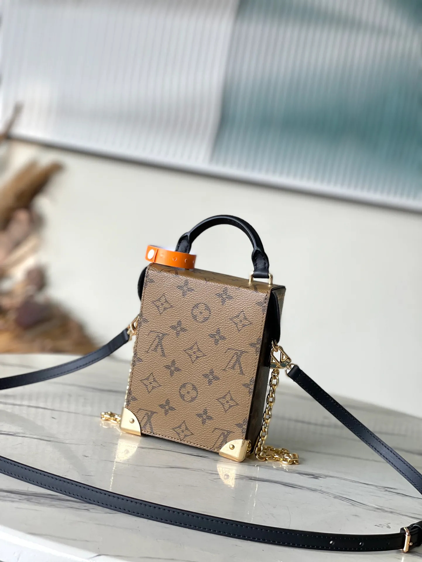💰900 (Steel Hardware) Top Original Order M82465 Yellow Flower This Camera Box handbag uses Monogram and Monogram Reverse aviation cloth to create a modern configuration, integrating S-ock locks, metal corners and studs and other iconic details of Petite Malle handbags. The slim chain adds a feminine touch, and the top handle adds comfortable carrying. Dimensions: 12.5 × 17.6 × 6 cm