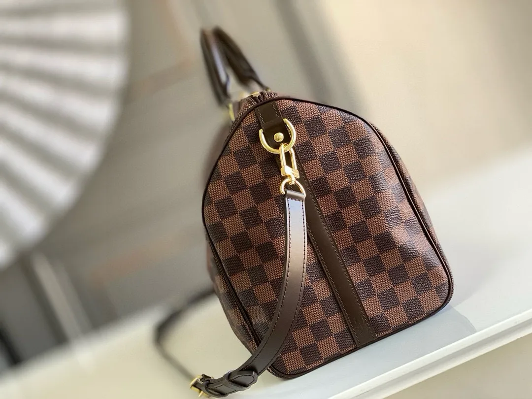 💰840 (size 35) Top original N41366 SPEEDY 35 handbag (with shoulder strap) The Speedy 35 handbag made of Damier Ebène canvas has a classic shape and exudes timeless elegance. The multifunctional shoulder strap can be used to carry it by hand, on the shoulder or across the body, making it flexible and convenient. Detailed features 35 x 23 x 18 cm (Length x Height x Width) Smooth leather trim Shiny gold-tone brass hardware Double zip closure with padlock Internal pocket D-ring for keys and accessories Soft fabric lining Shoulder strap: Removable, adjustable Half-length strap: 47.0 cm Half-length strap adjustable to: 53.5 cm Handle: Double handle
