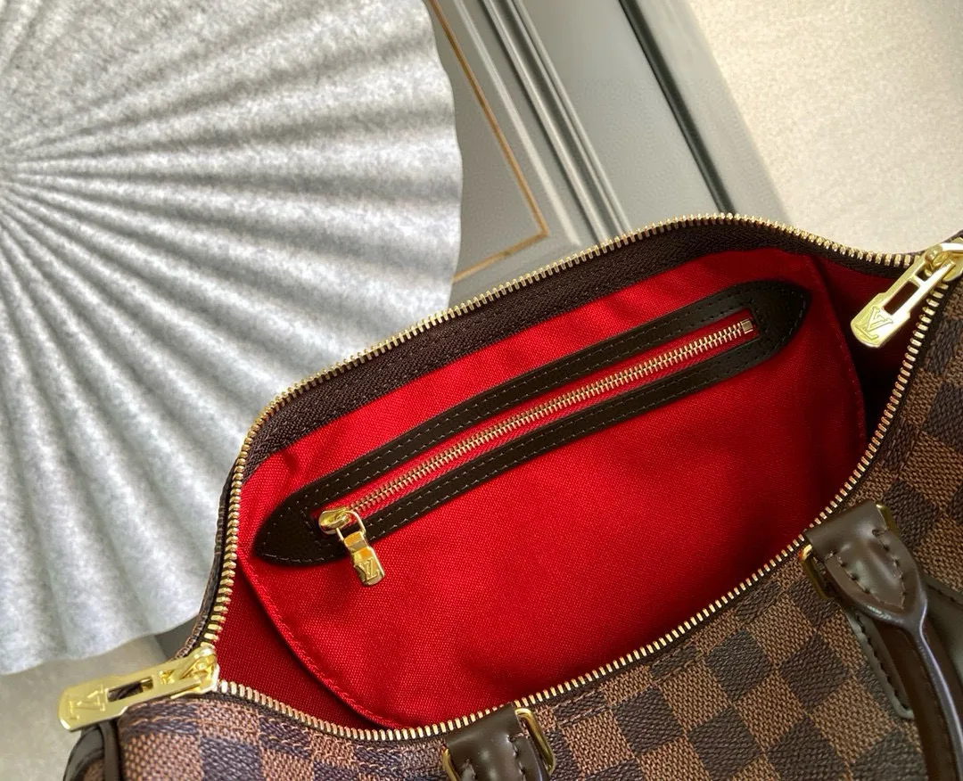 💰840 (size 35) Top original N41366 SPEEDY 35 handbag (with shoulder strap) The Speedy 35 handbag made of Damier Ebène canvas has a classic shape and exudes timeless elegance. The multifunctional shoulder strap can be used to carry it by hand, on the shoulder or across the body, making it flexible and convenient. Detailed features 35 x 23 x 18 cm (Length x Height x Width) Smooth leather trim Shiny gold-tone brass hardware Double zip closure with padlock Internal pocket D-ring for keys and accessories Soft fabric lining Shoulder strap: Removable, adjustable Half-length strap: 47.0 cm Half-length strap adjustable to: 53.5 cm Handle: Double handle