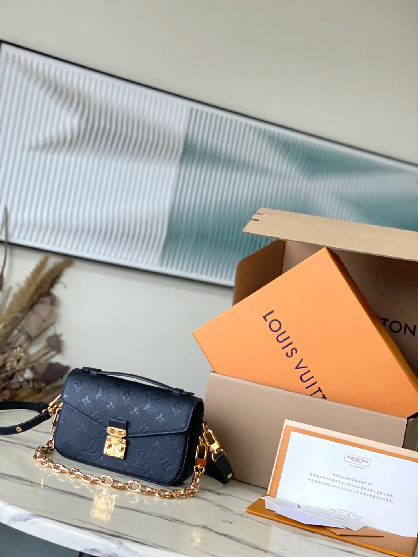 💰1100 (top layer leather) top original order M46595. Support counter inspection. Photos taken of duty-free goods are consistent with the product without unpacking. This product is an exclusive duty-free product in the market and is the highest-end product. Inspection is supported. This product has passed strict inspection and is flawless. Please wear gloves when touching the product. This product is not returnable or exchangeable. Please confirm the product first and then remove the label on the handle. This product is temporarily not open to the public, only regular customers, and is in short supply. Dimensions: 21.5 x 13.5 x 3 cm